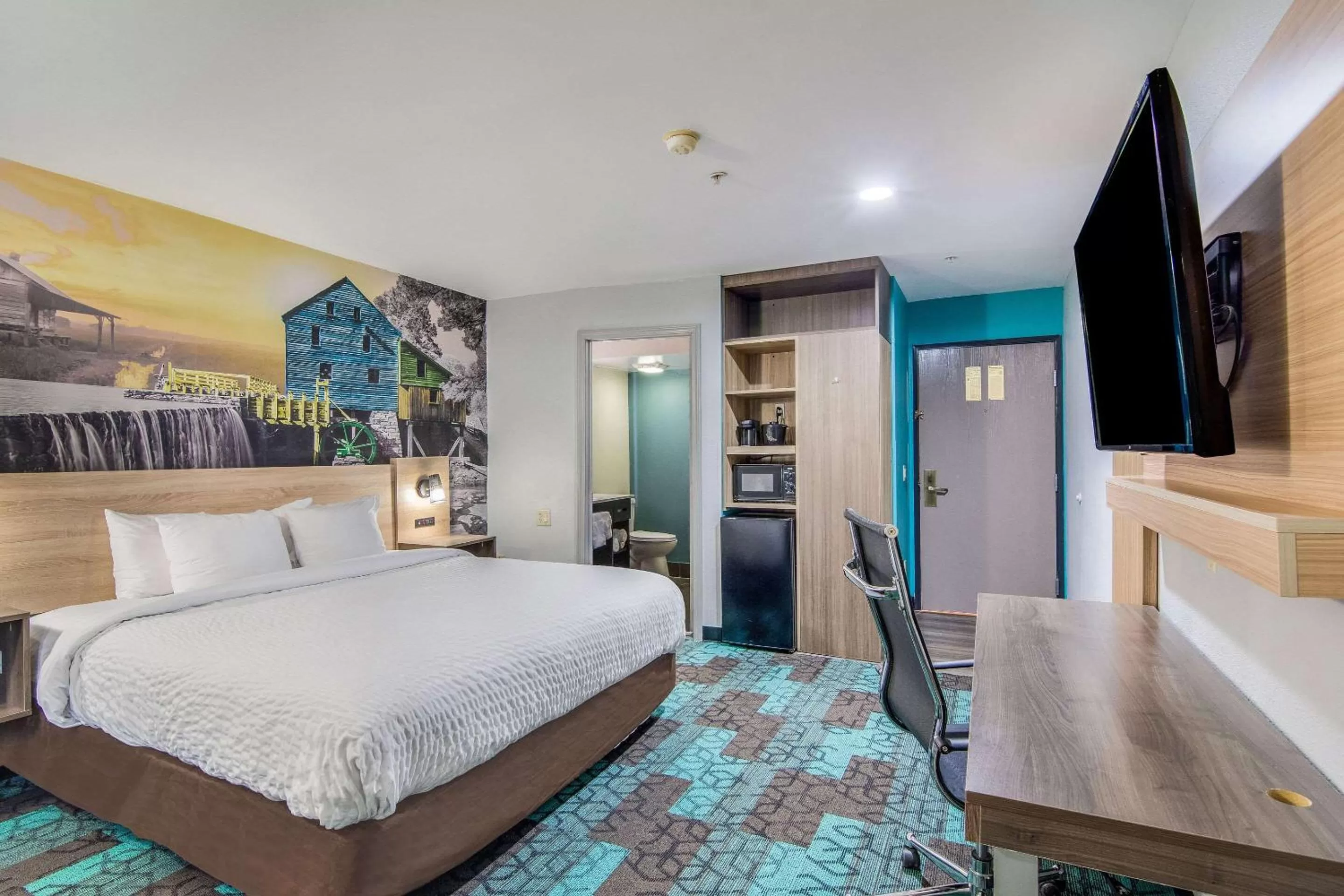 Photo of the whole room, Bed in Clarion Pointe Wake Forest - Raleigh North