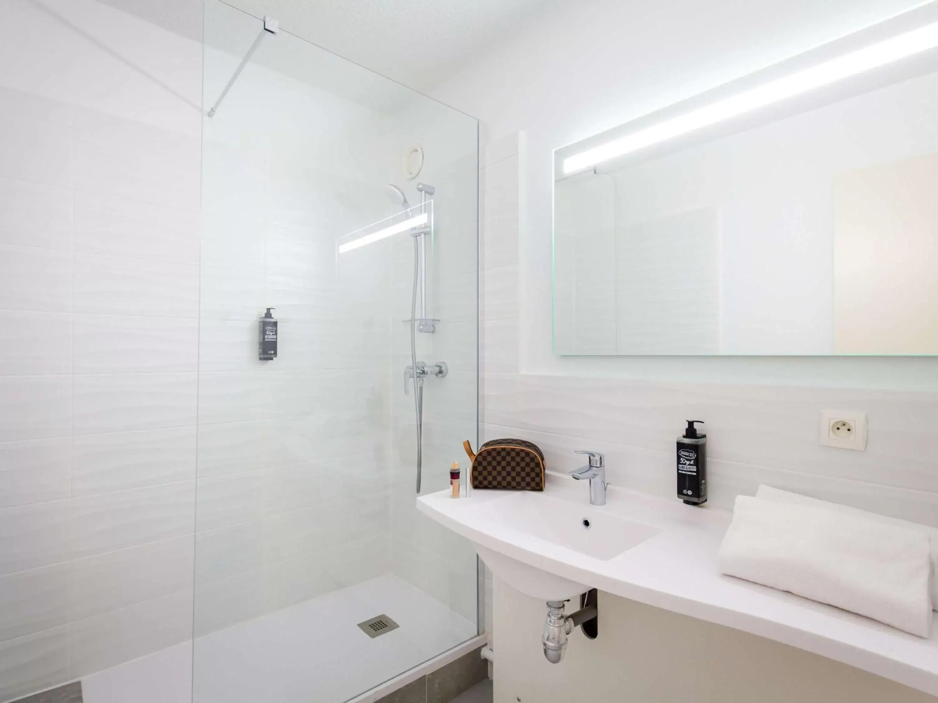 Bedroom, Bathroom in Ibis Budget Fréjus St Raphaël plages