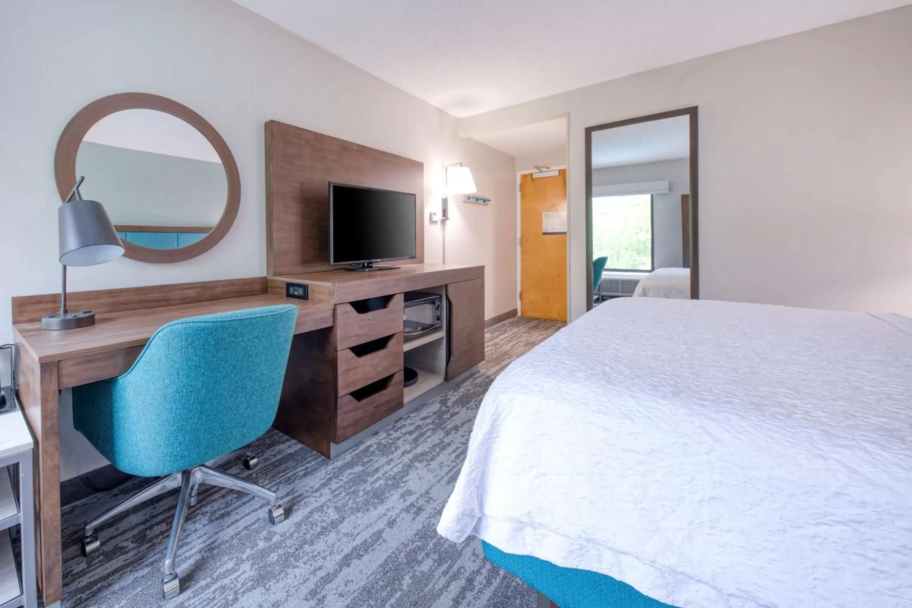 Bedroom, TV/Entertainment Center in Hampton Inn & Suites Wilmington/Wrightsville Beach