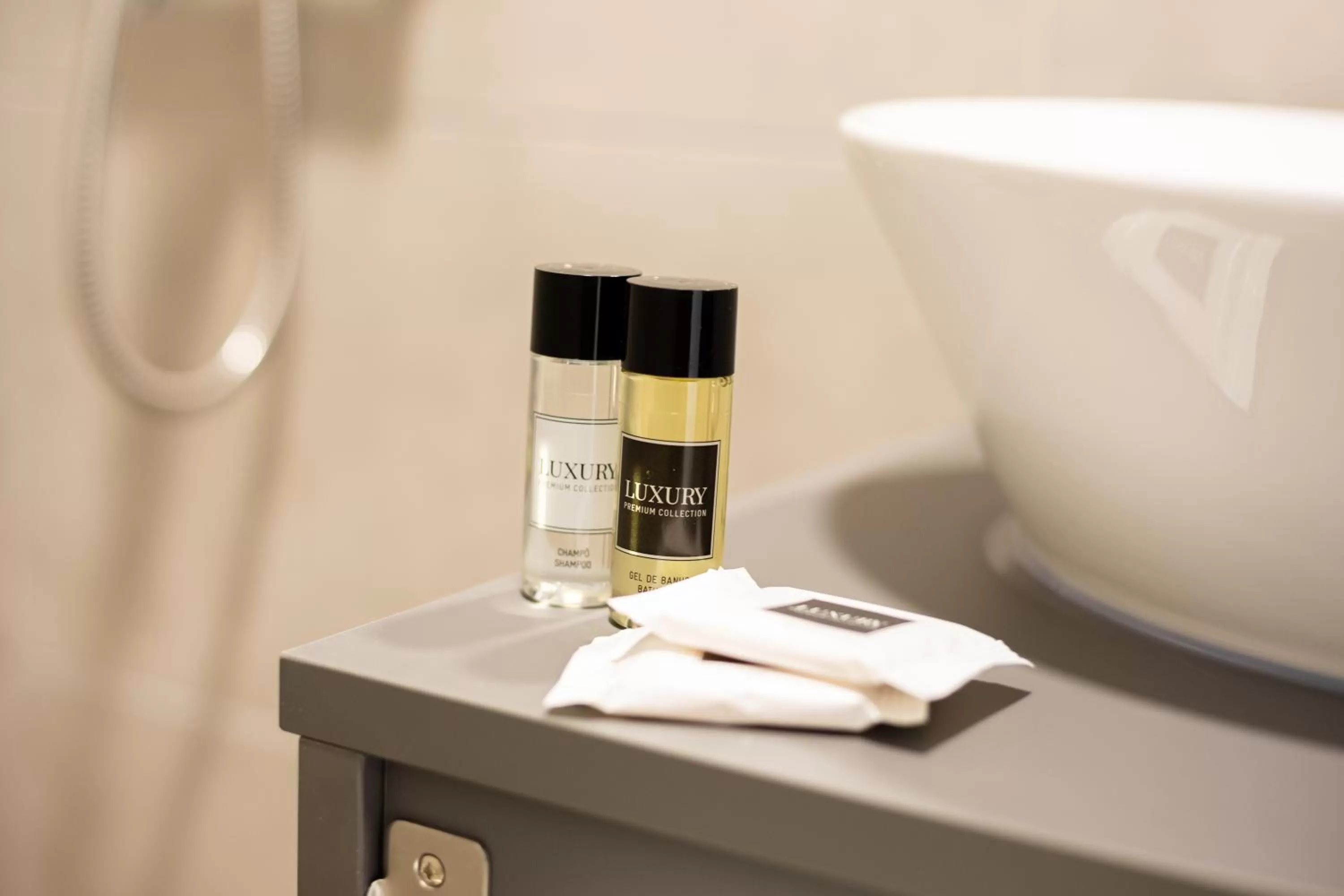 Photo of the whole room in Porto D'Abrigo - Alojamento Local