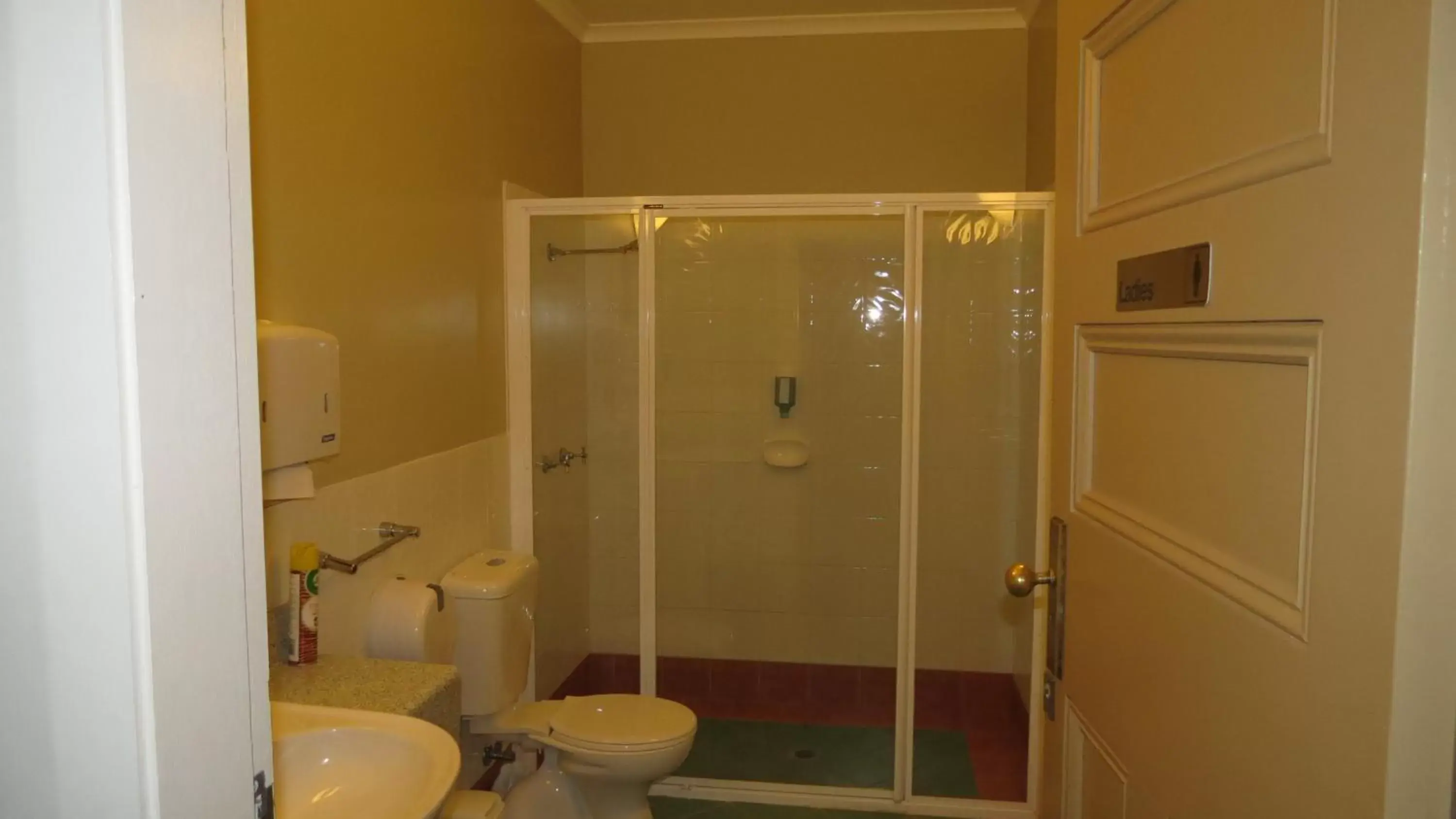 Queen Room with Shared Bathroom in Hermitage Hill Country Retreat Queen Room with Shared Bathroom in Hermitage Hill Country Retreat