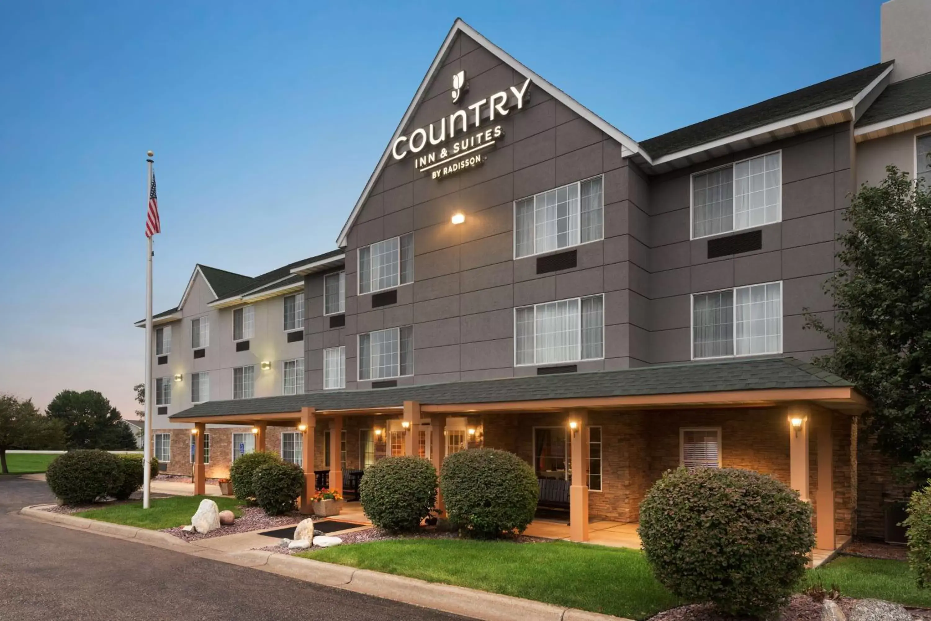 Property building in Country Inn & Suites by Radisson, Minneapolis/Shakopee, MN