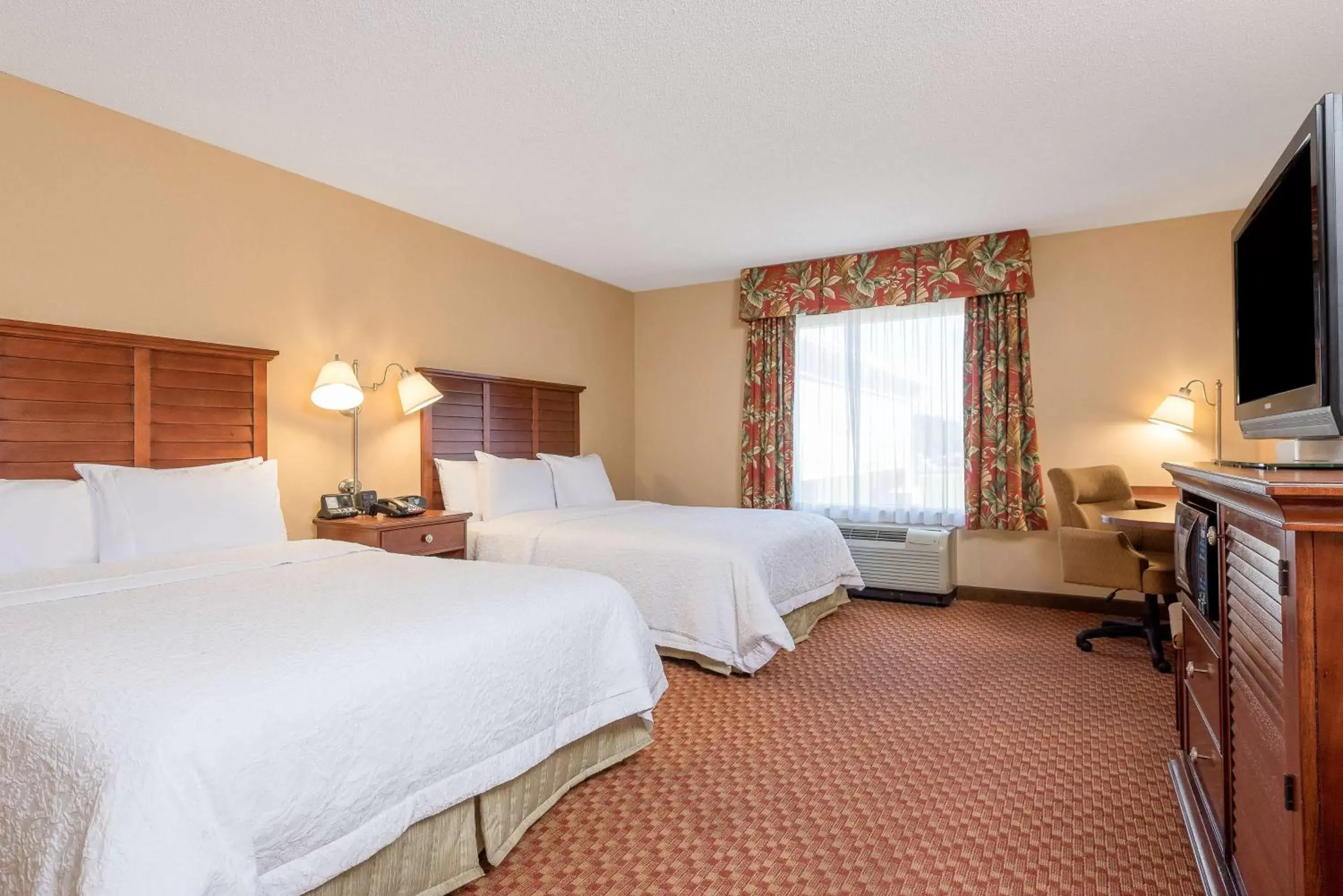 Bed in Hampton Inn By Hilton & Suites Florence-North/I-95