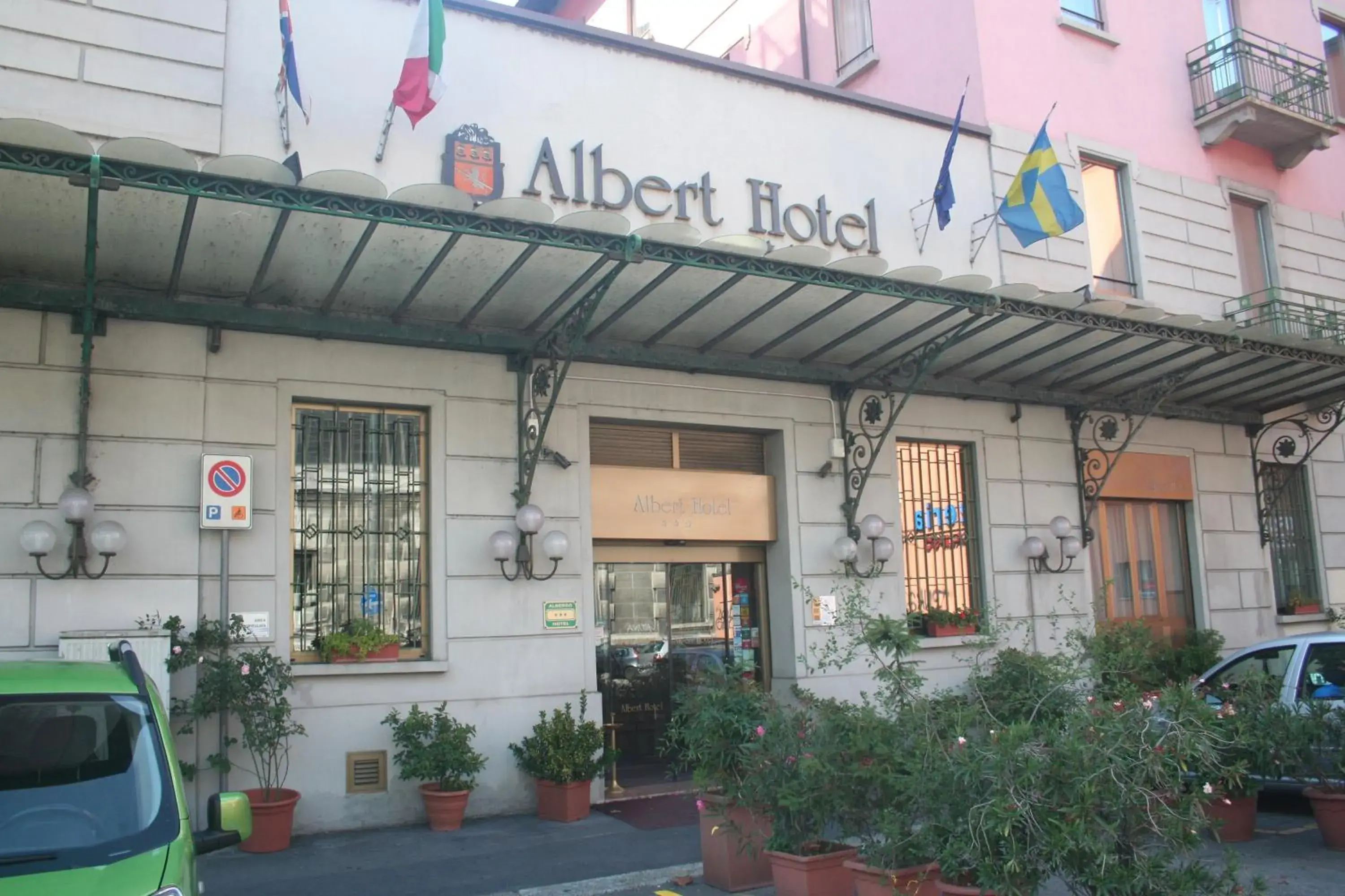 Facade/entrance, Property Building in Albert Hotel