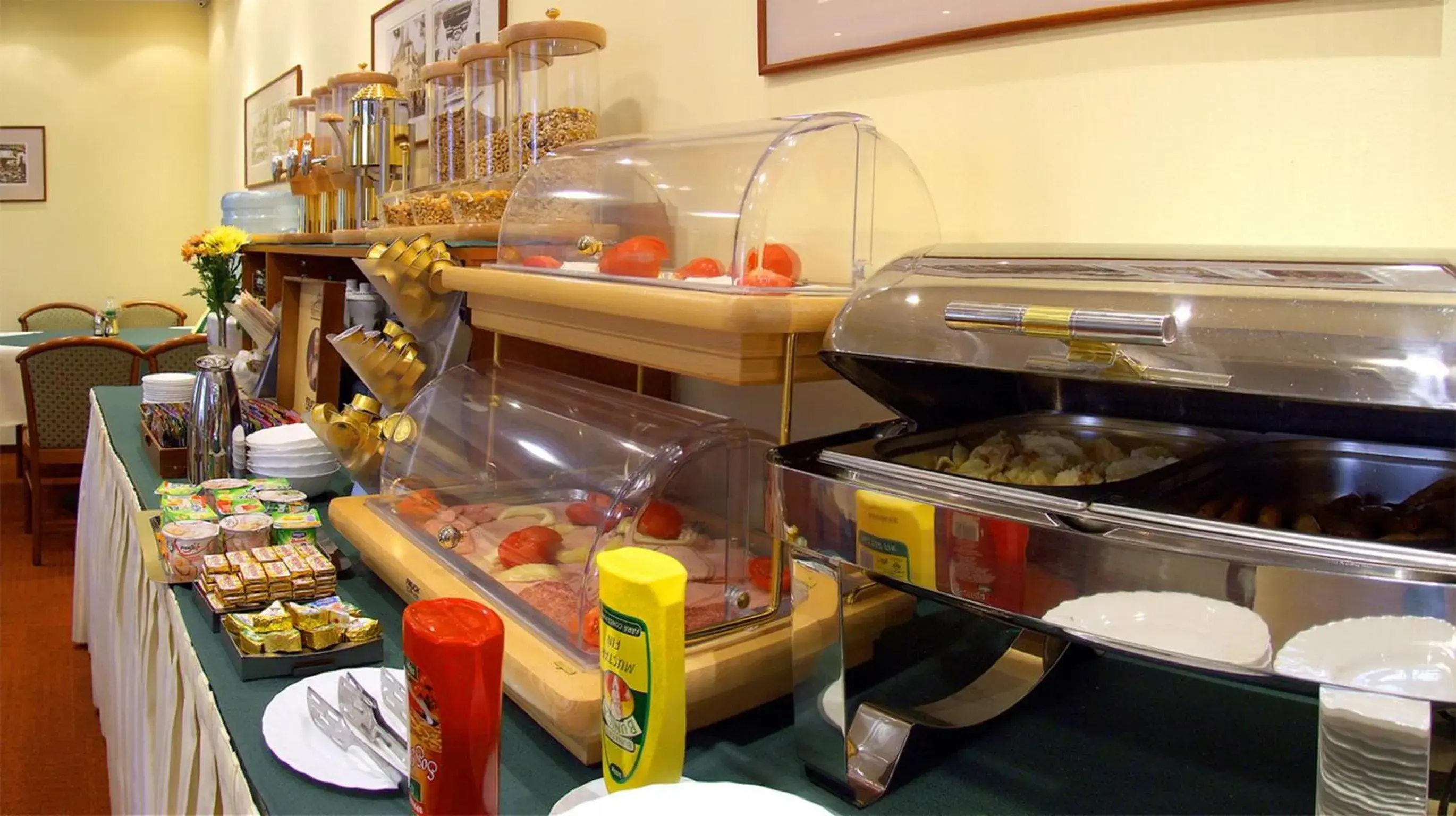 Continental breakfast, Food in Hotel Brasov