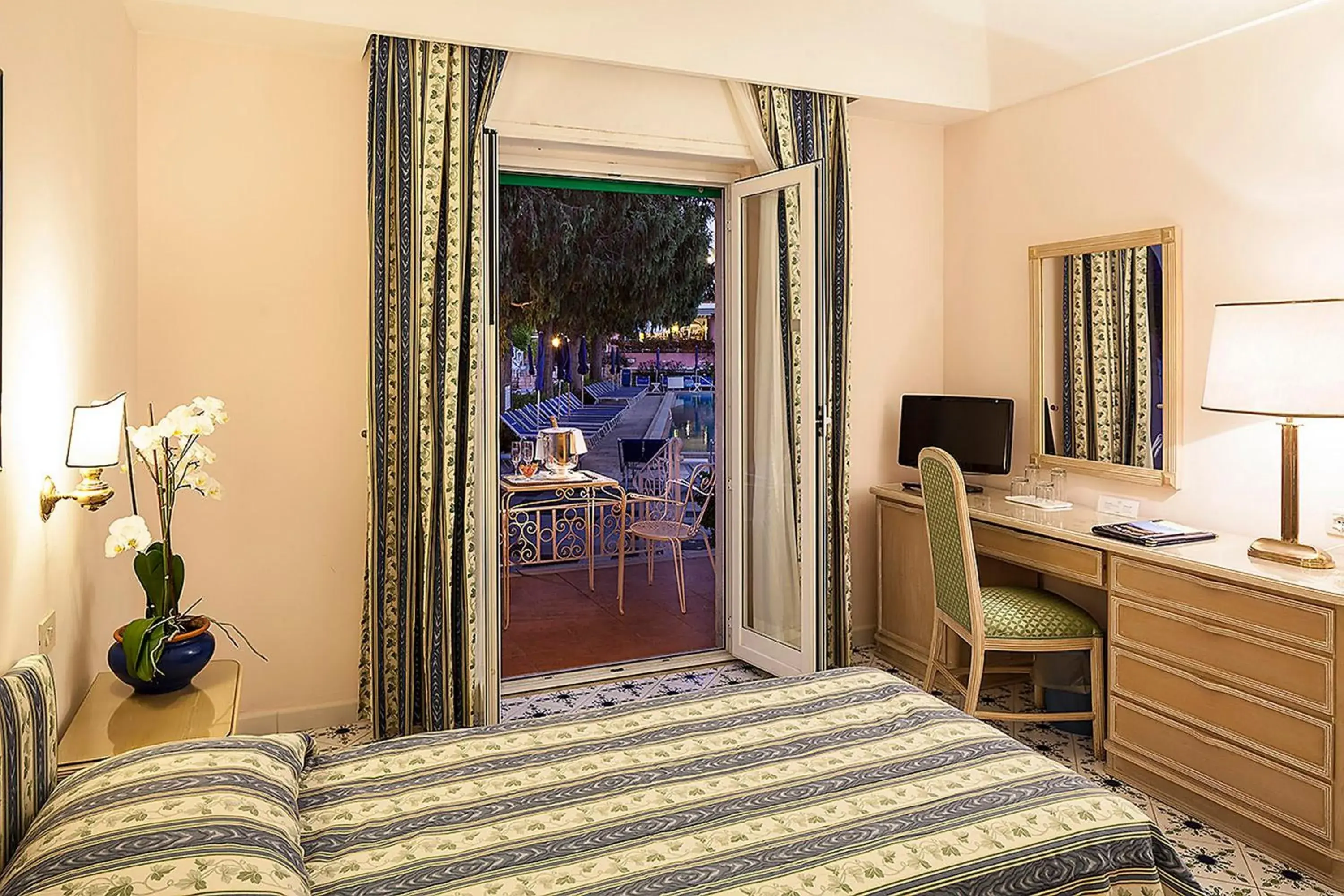 Bedroom, Bed in Hotel Continental Ischia
