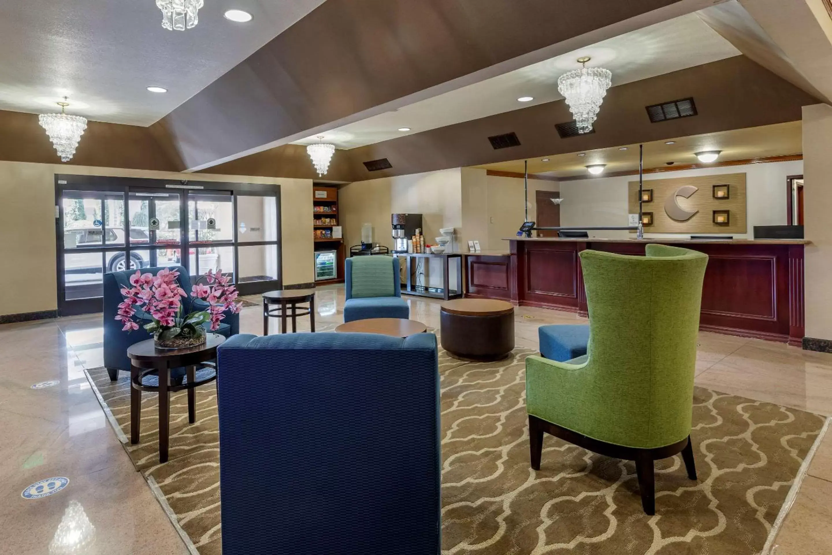 Communal lounge/ TV room, Lounge/Bar in Comfort Suites Redlands