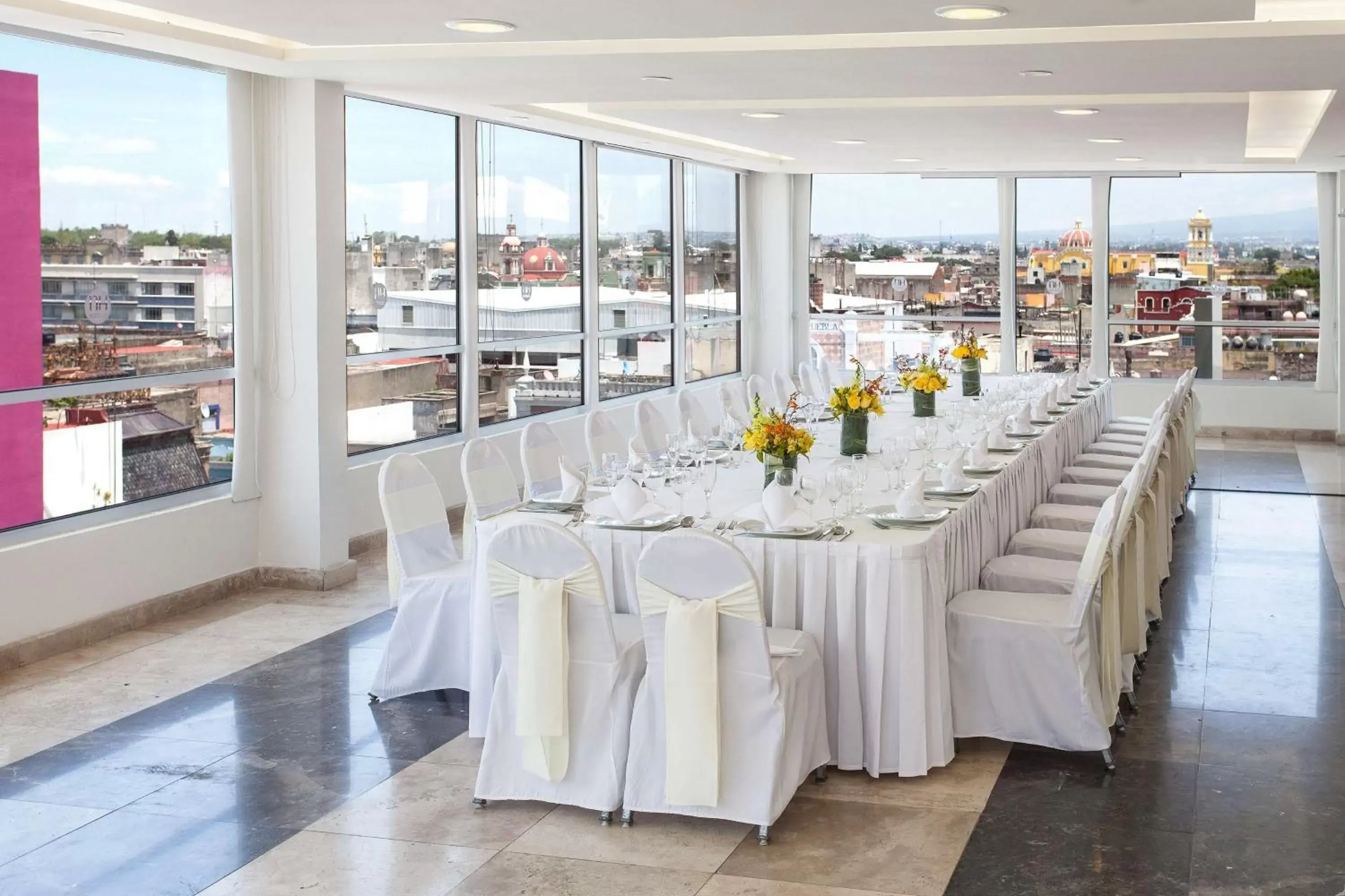 Patio, Banquet Facilities in NH Puebla Centro Histórico