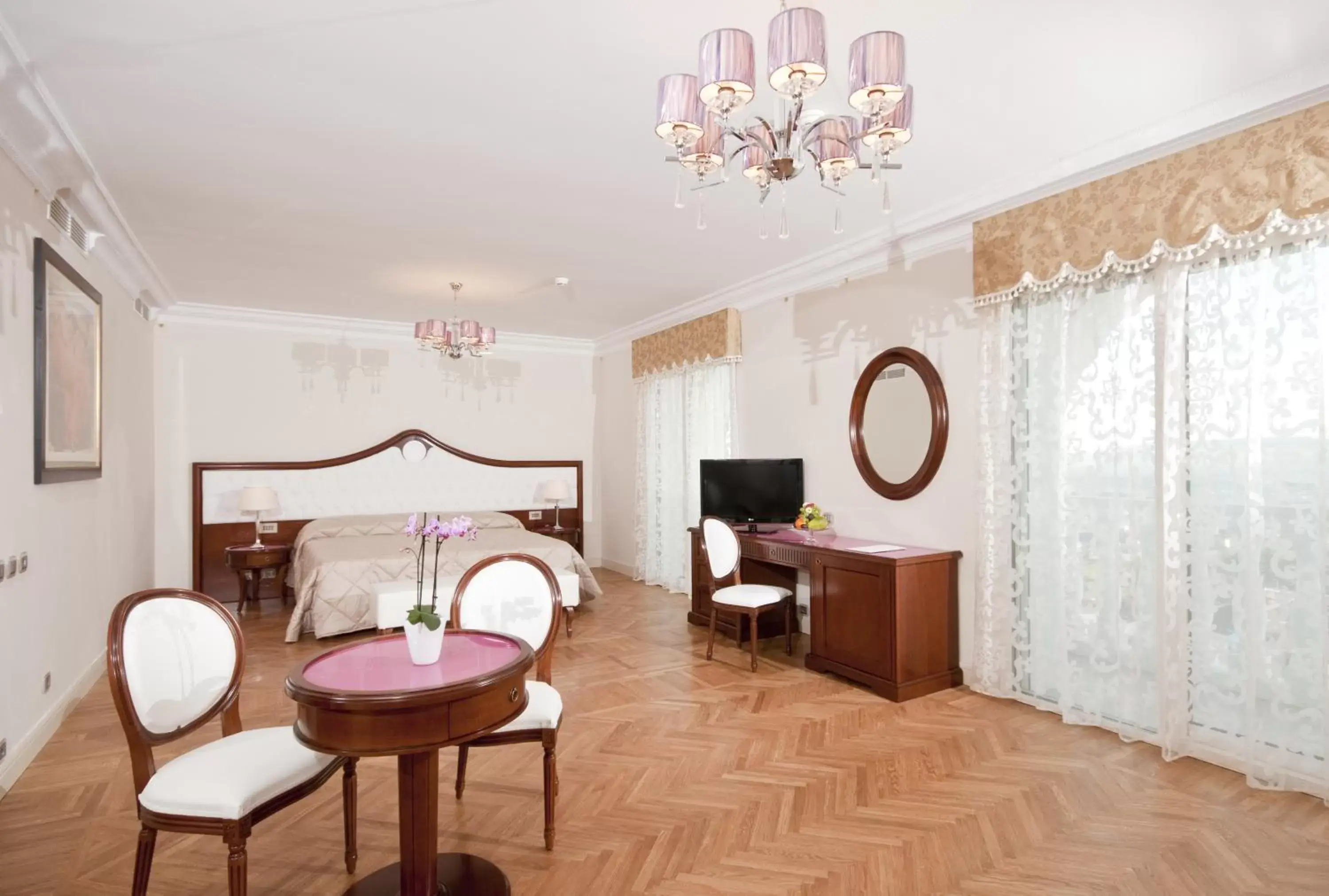 Bedroom, Seating Area in Grand Hotel Italia
