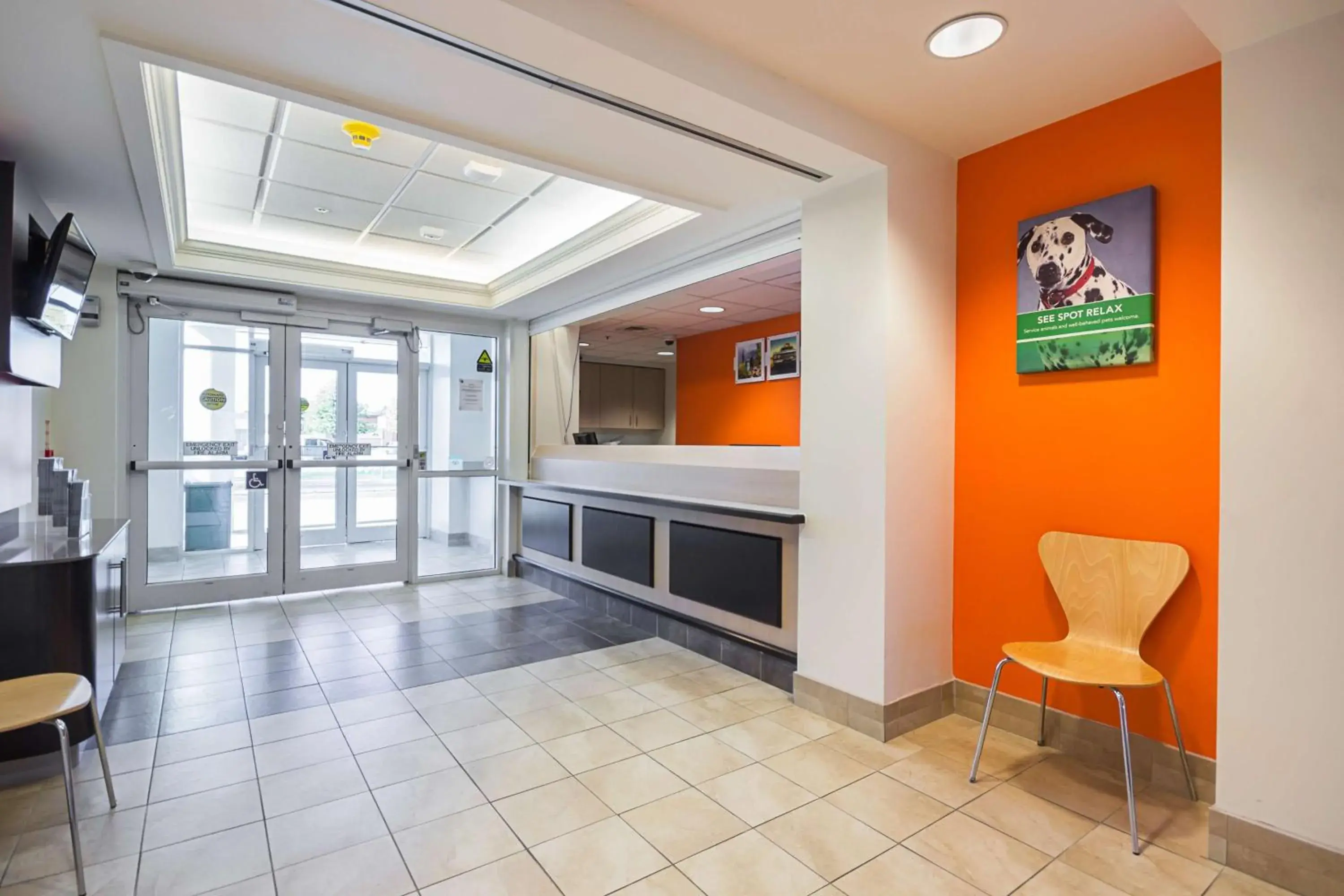 TV and multimedia, Lobby/Reception in Motel 6-Whitby, ON - Toronto East