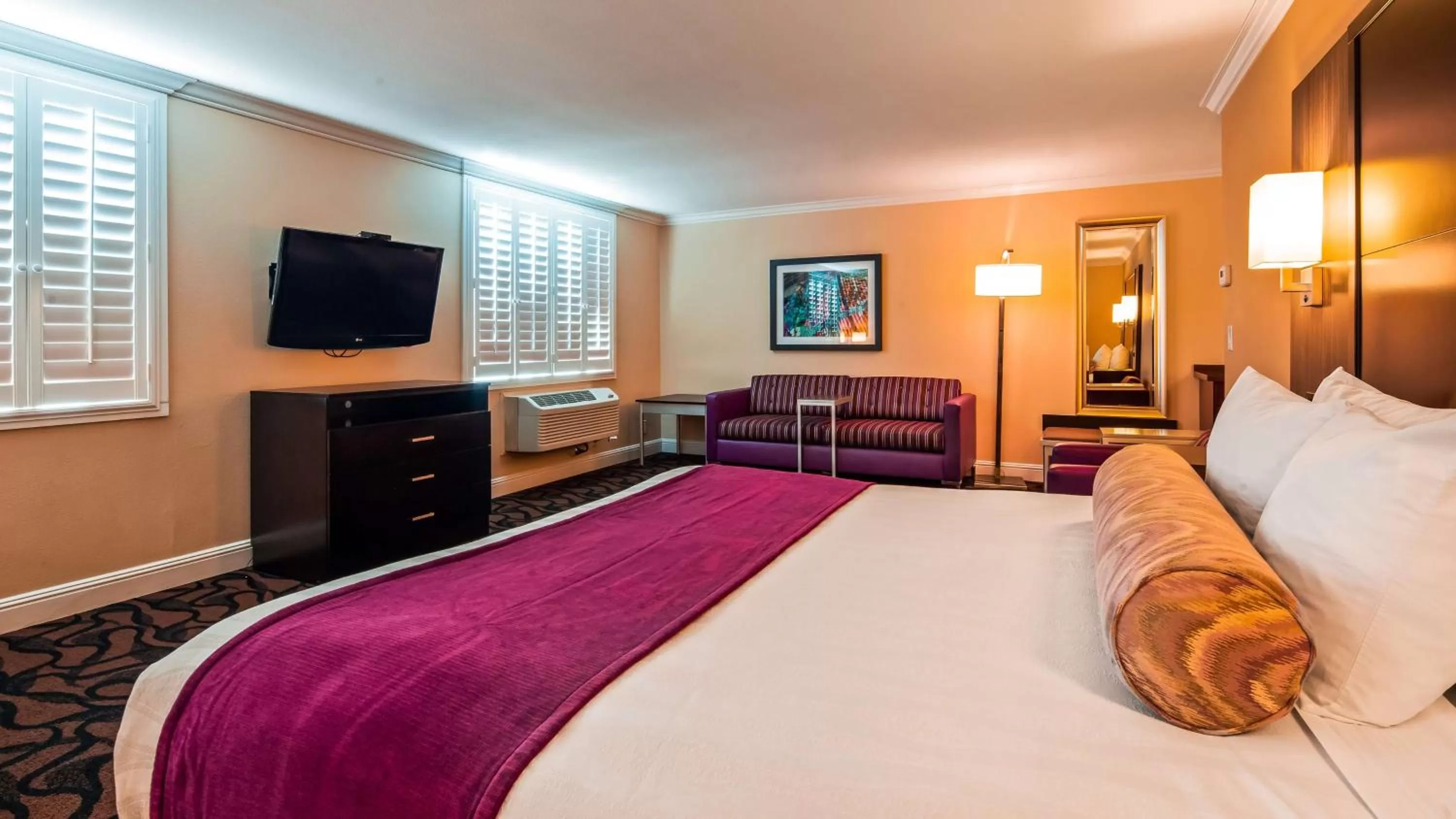 Photo of the whole room, Bed in Best Western Plus Airport Plaza