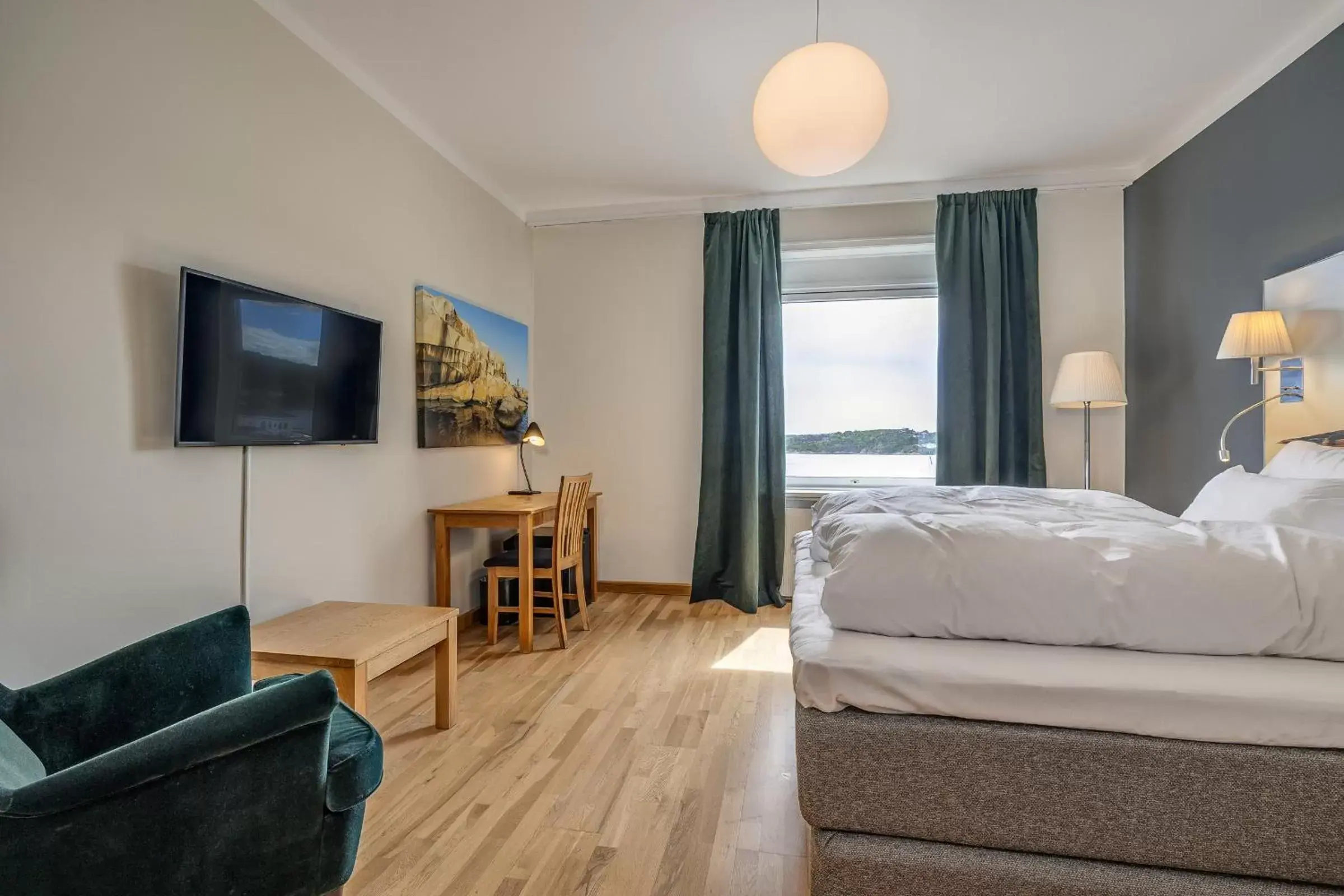 Bedroom, TV/Entertainment Center in Quality Hotel Grand Larvik