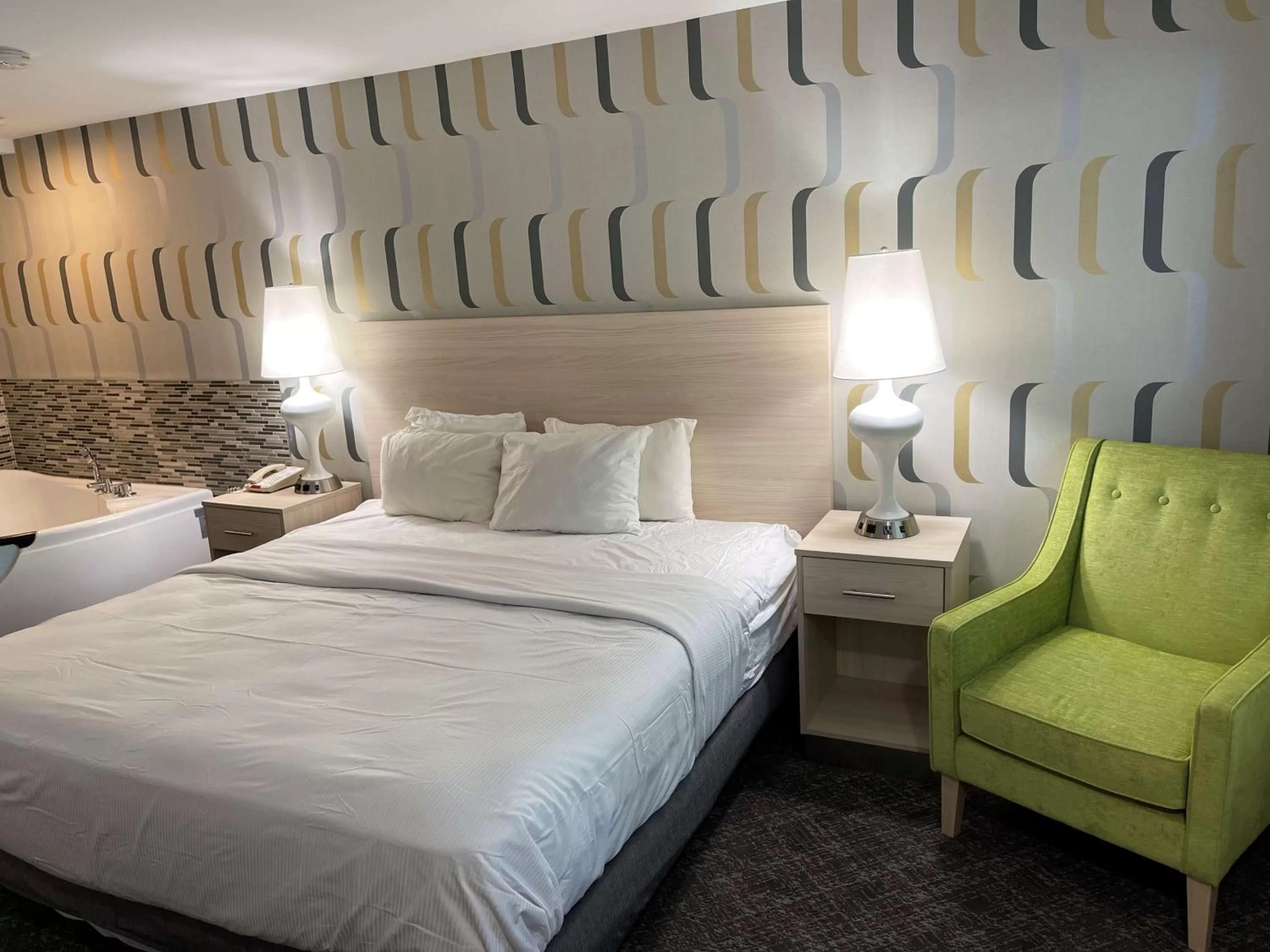 Bedroom, Bed in Woodwards White Mountain Resort, BW Signature Collection