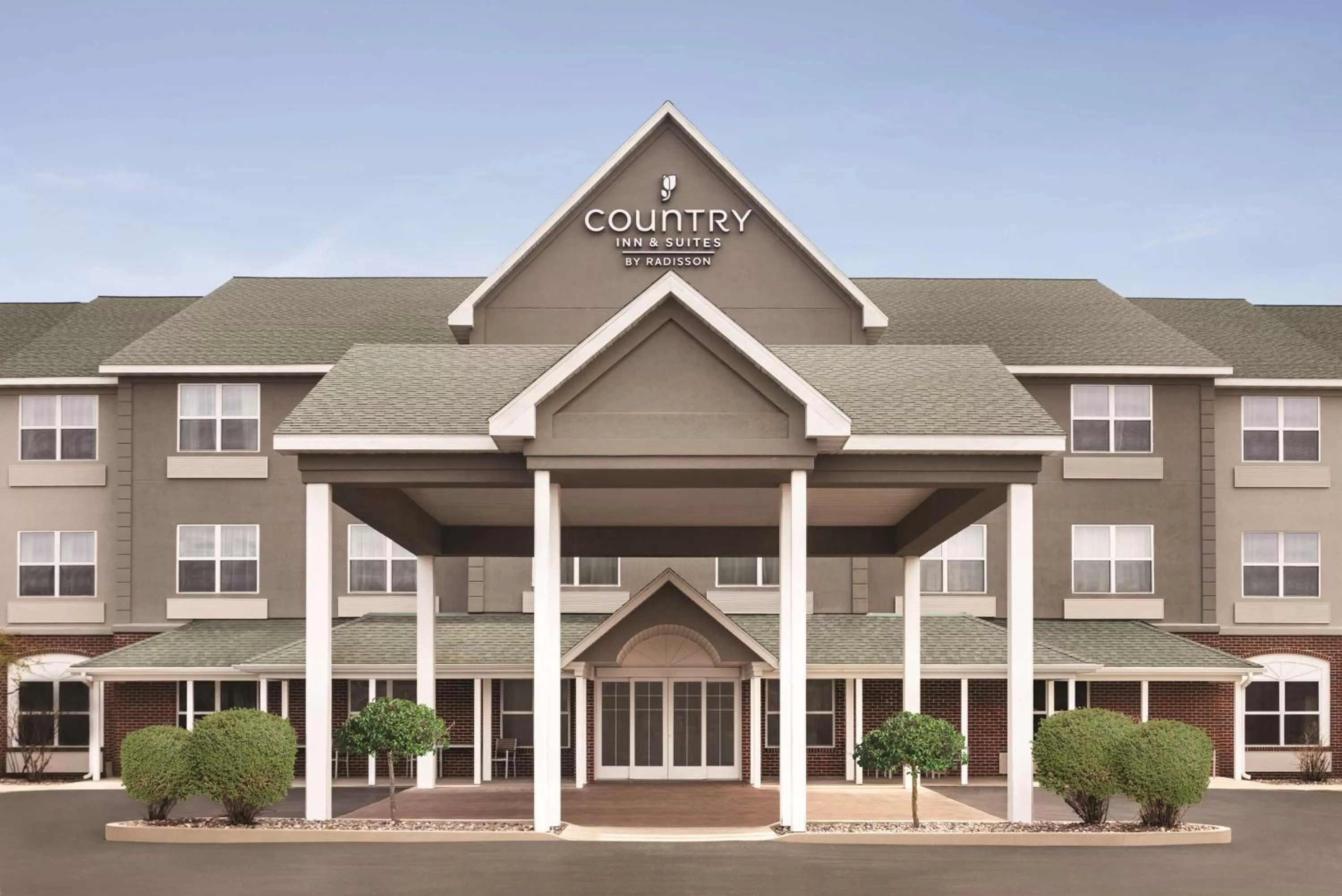 Property building in Country Inn & Suites by Radisson, Marinette, WI