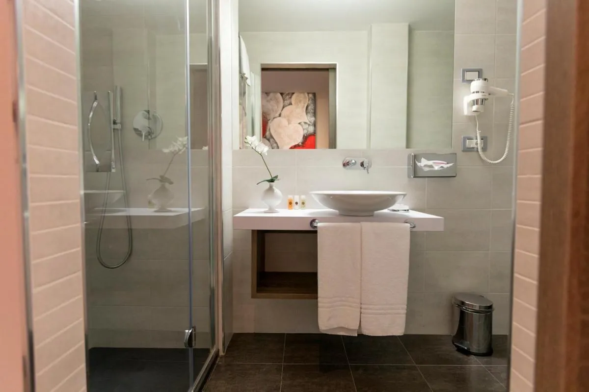Bathroom in Hotel Mentana, by R Collection Hotels