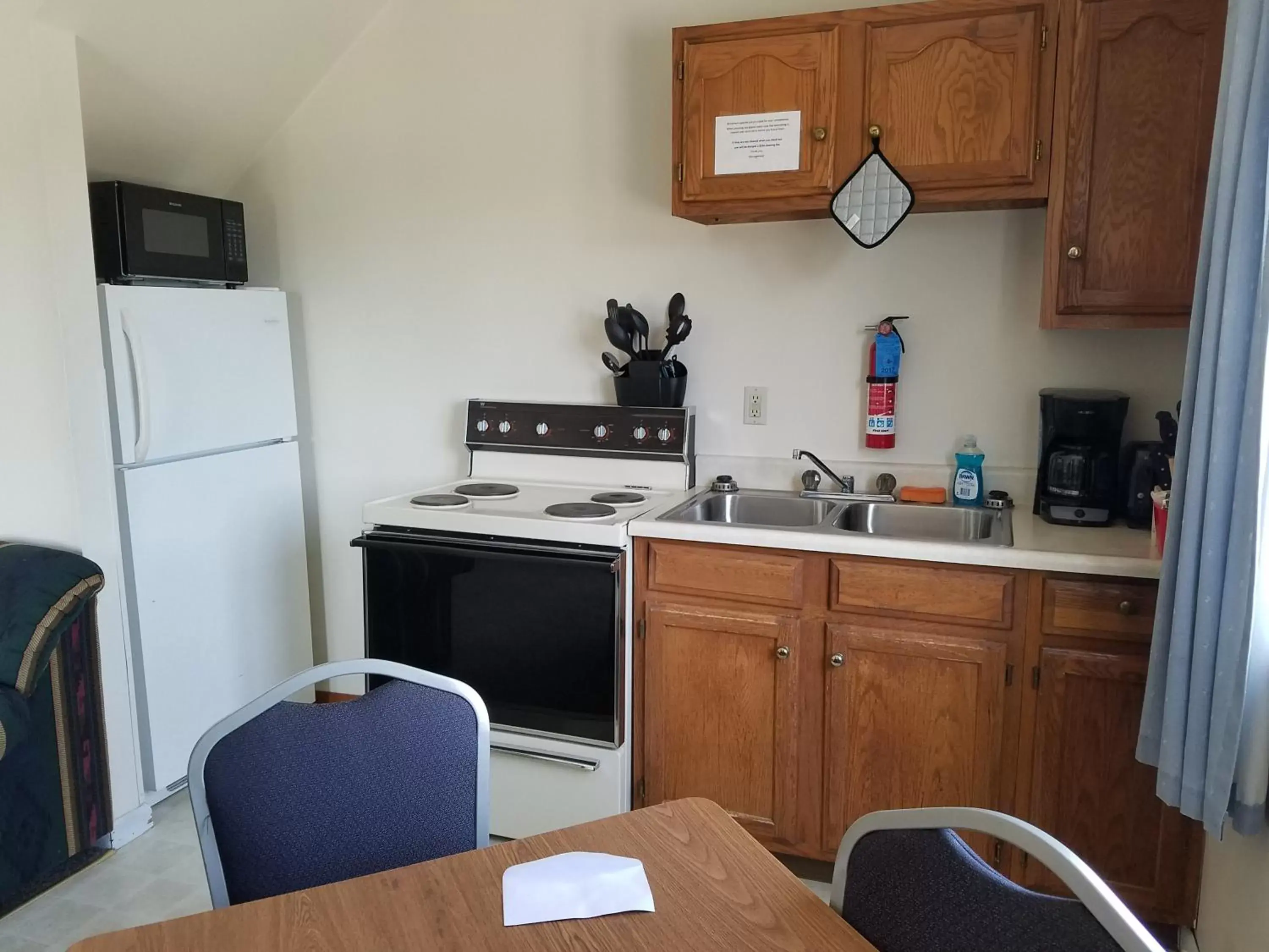 Kitchen/Kitchenette in Clark's Beach Motel