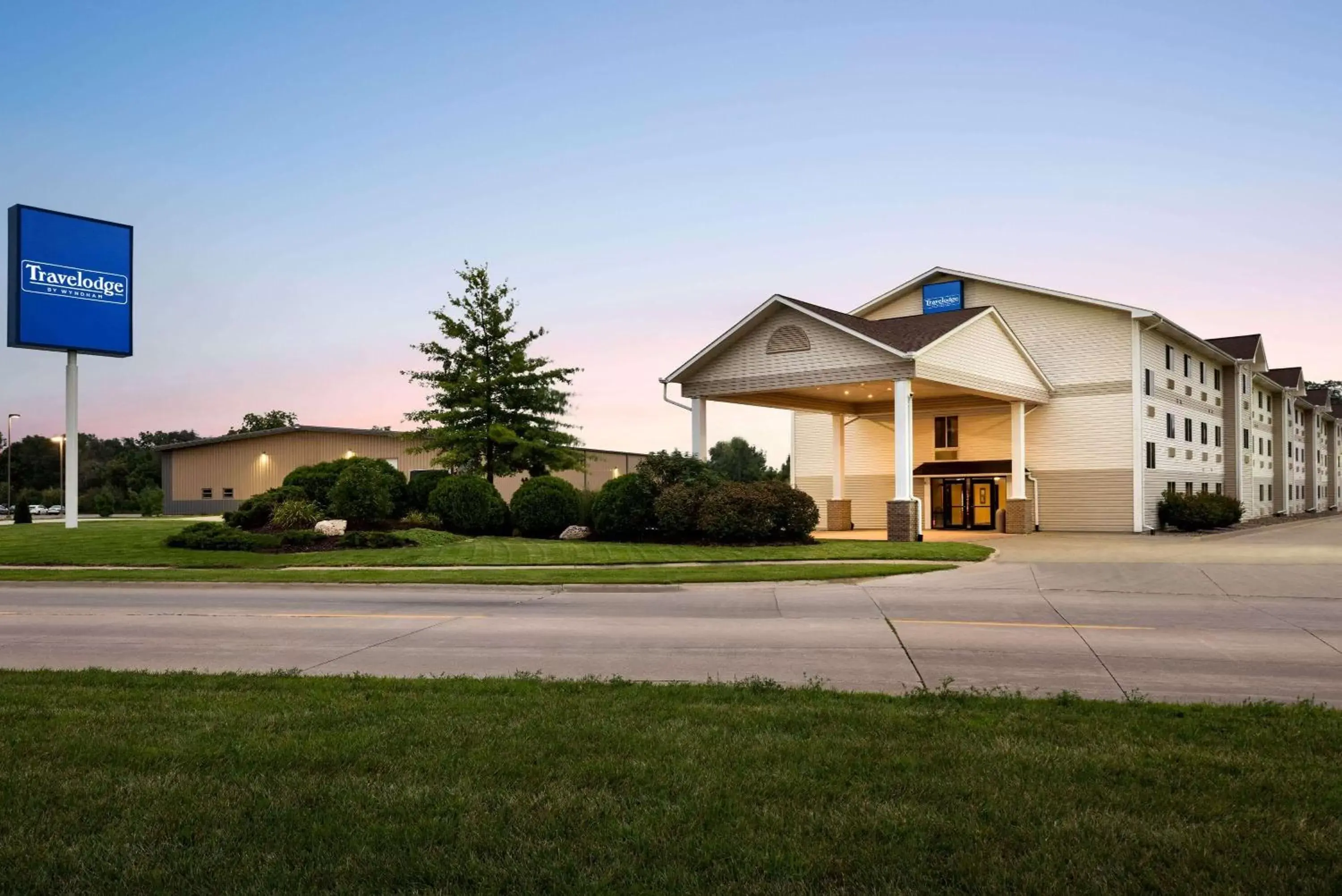 Property building in Travelodge by Wyndham Clinton Valley West Court