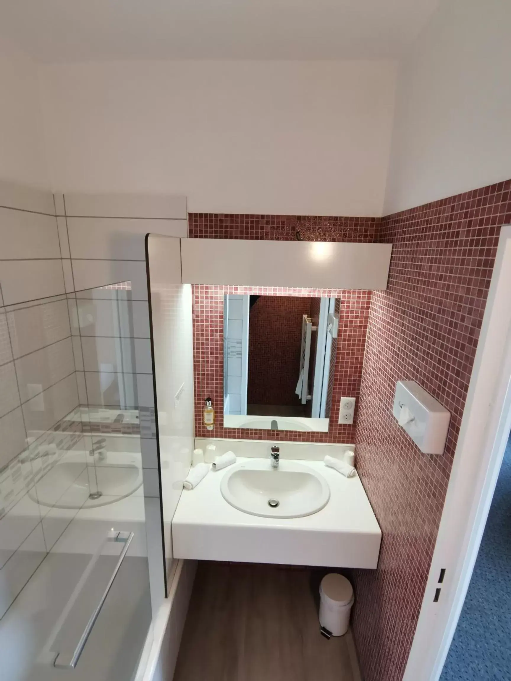 Property building, Bathroom in Logis Hotel Le Cerf