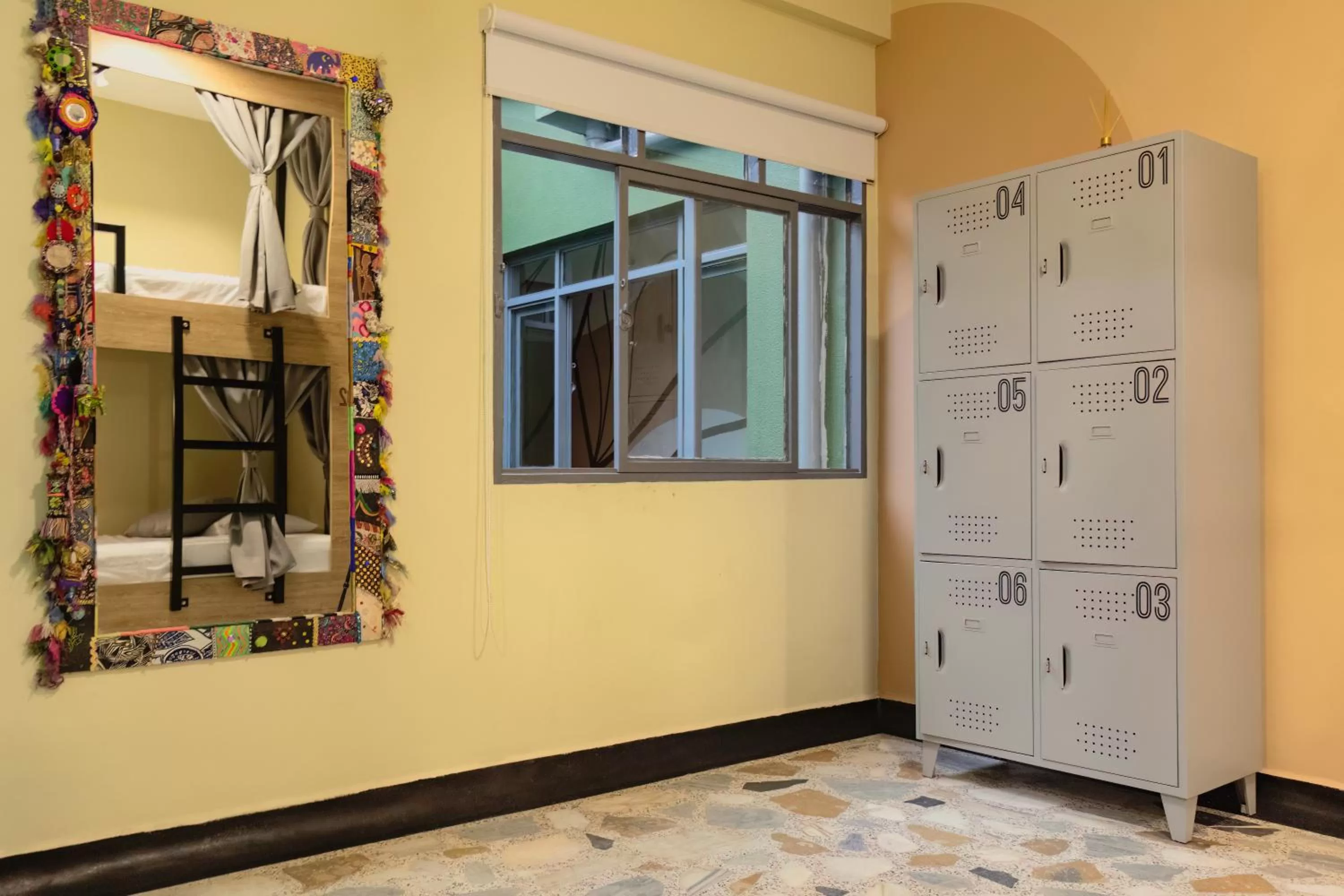 wardrobe in Ventiuna Hotel y Coliving