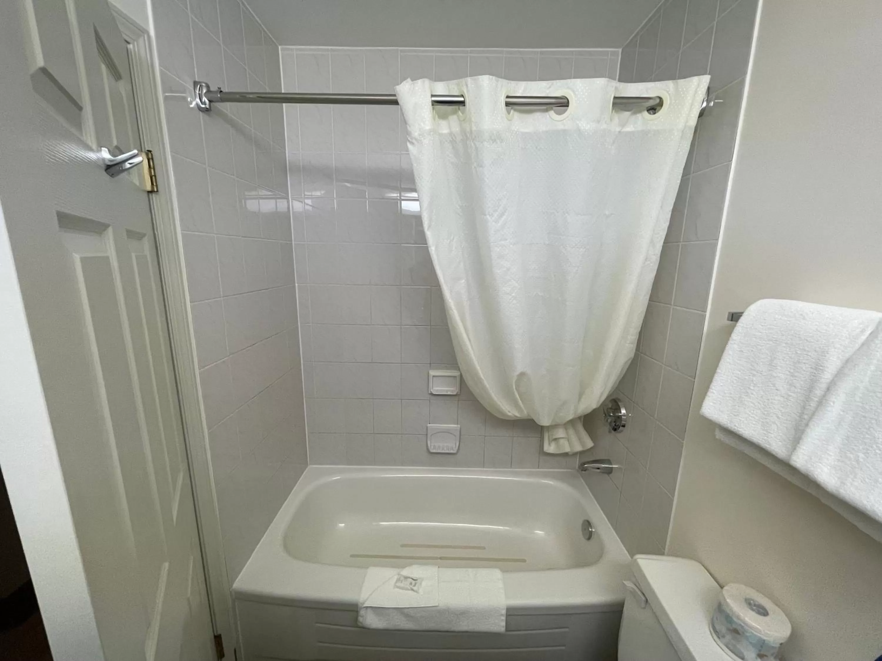 Bath in Travelodge by Wyndham Fort St John