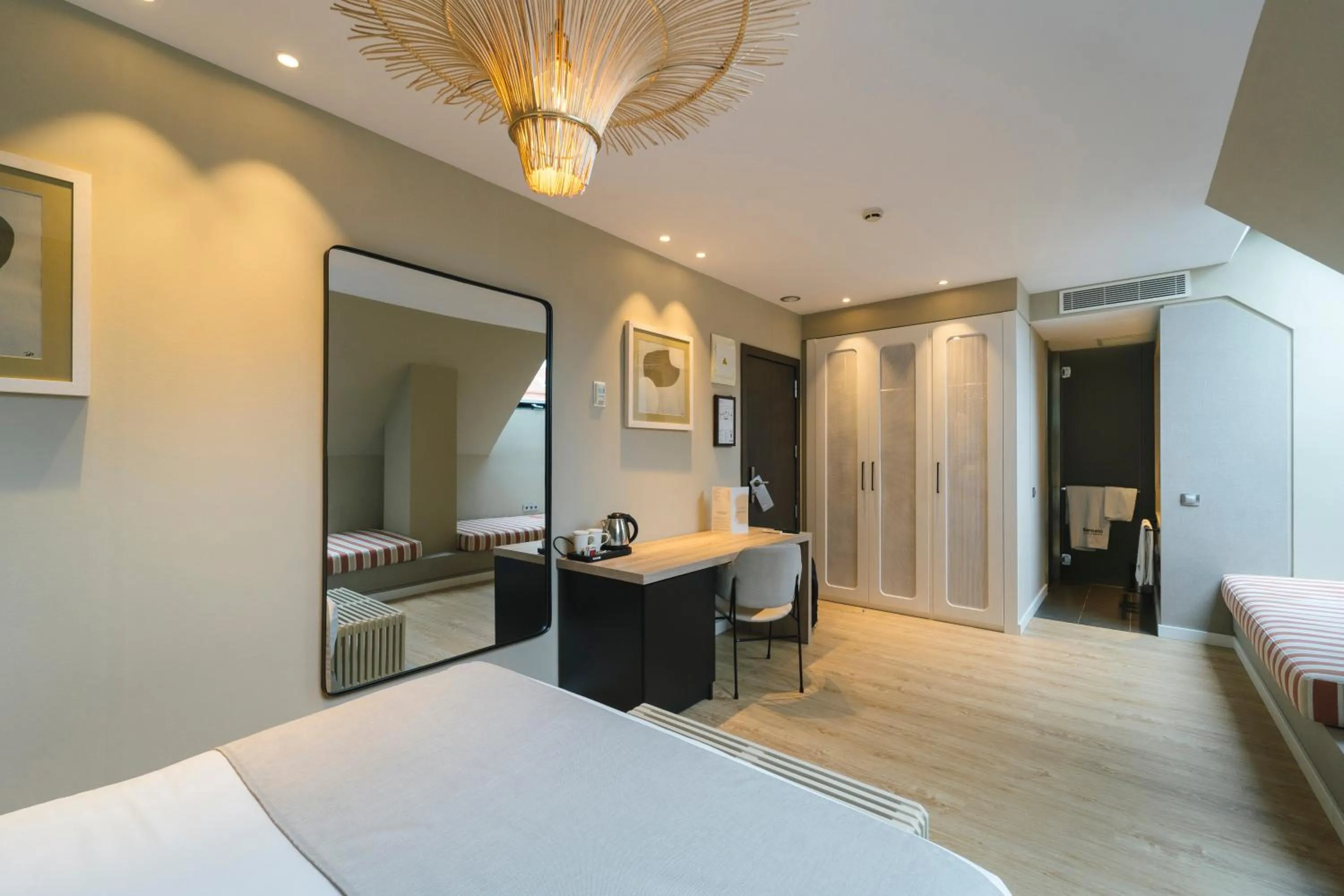 Photo of the whole room, Bed in Barceló Oviedo Cervantes