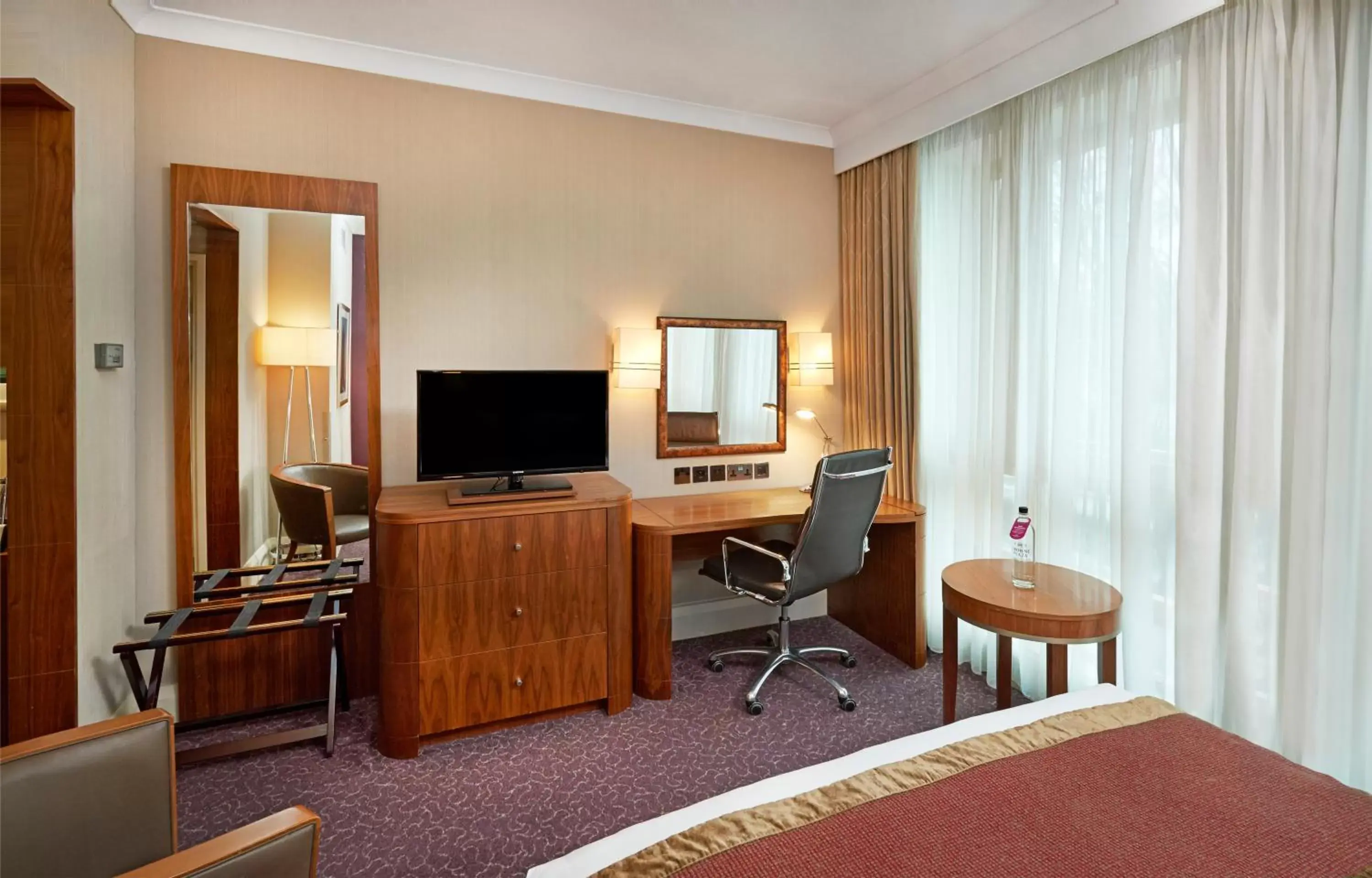 Bedroom, TV/Entertainment Center in Crowne Plaza London Ealing, an IHG Hotel