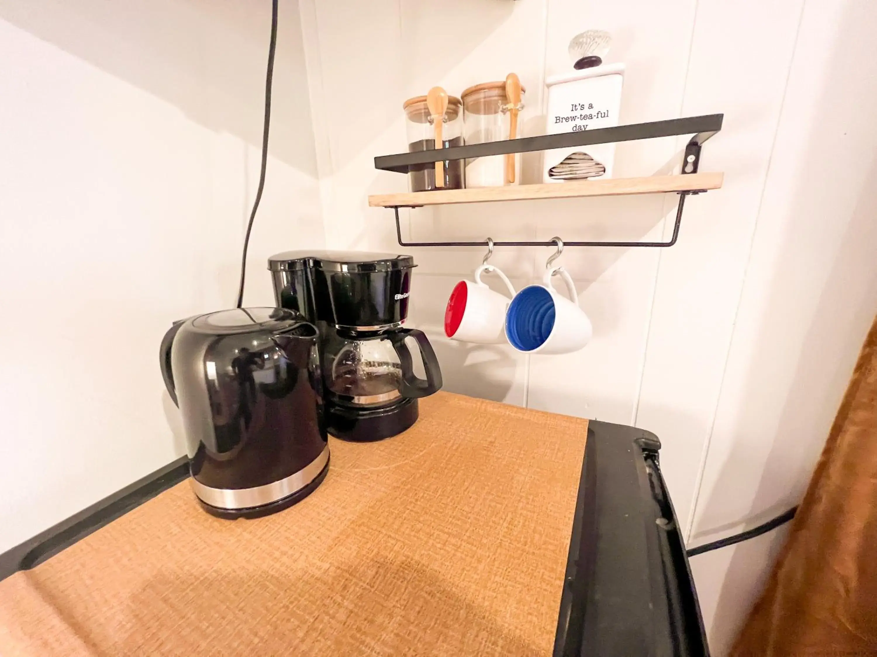 Coffee/tea facilities, Kitchen/Kitchenette in ITH Surf City Hostel Hermosa Beach