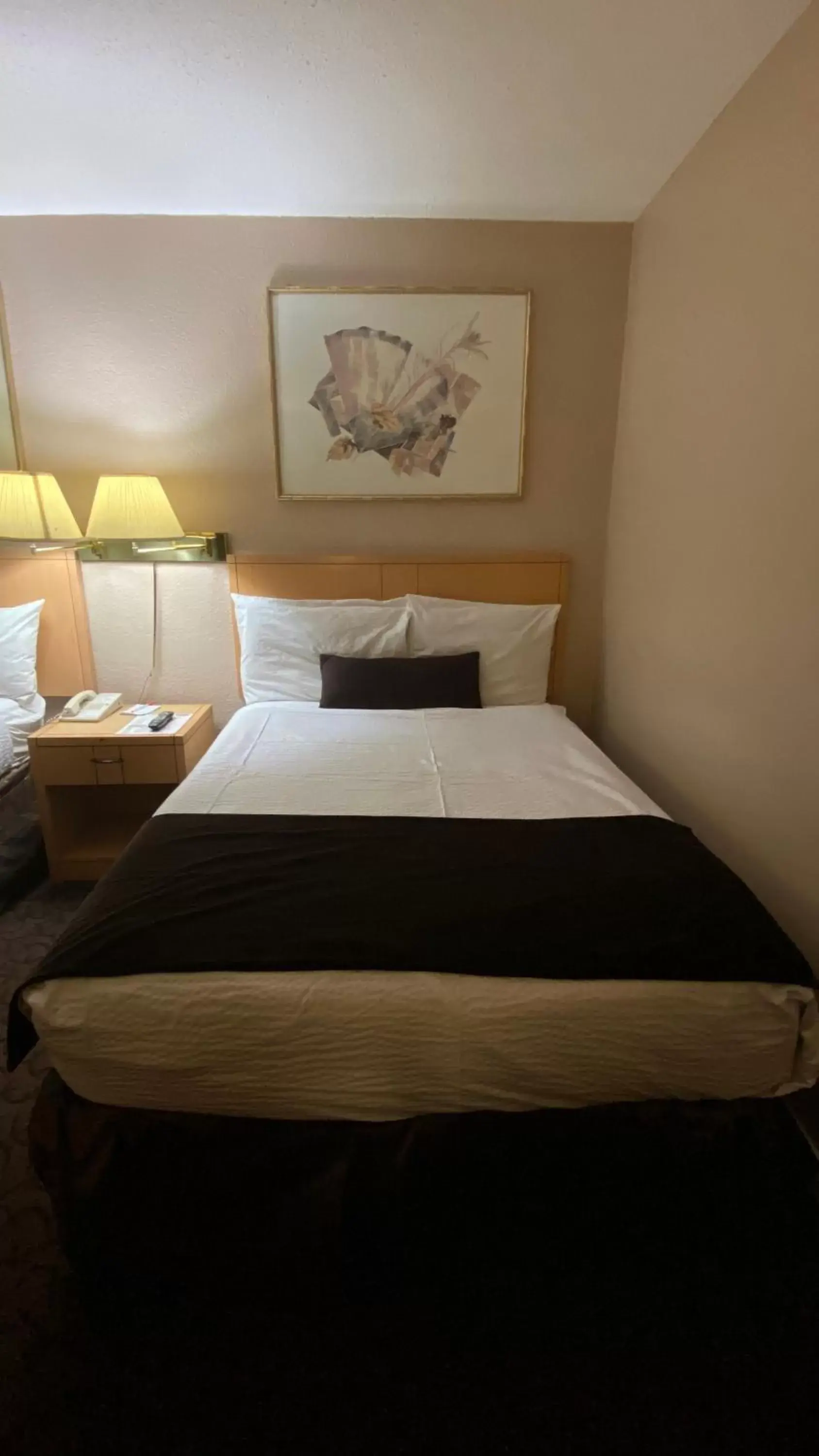 Bed in Howard Johnson by Wyndham Downtown Kamloops