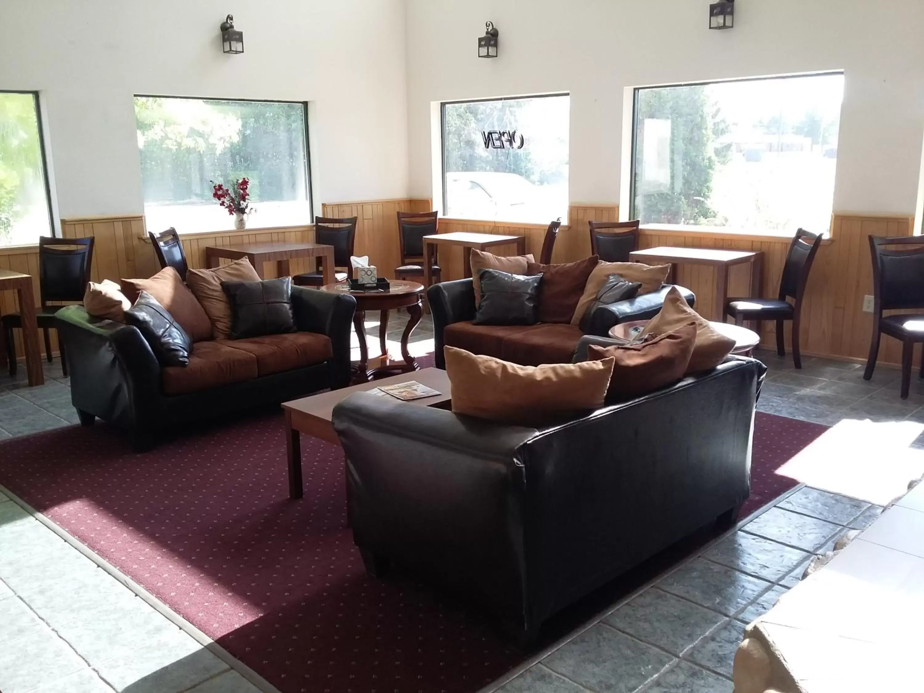 Living room, Seating Area in Pleasant Moose Lodge