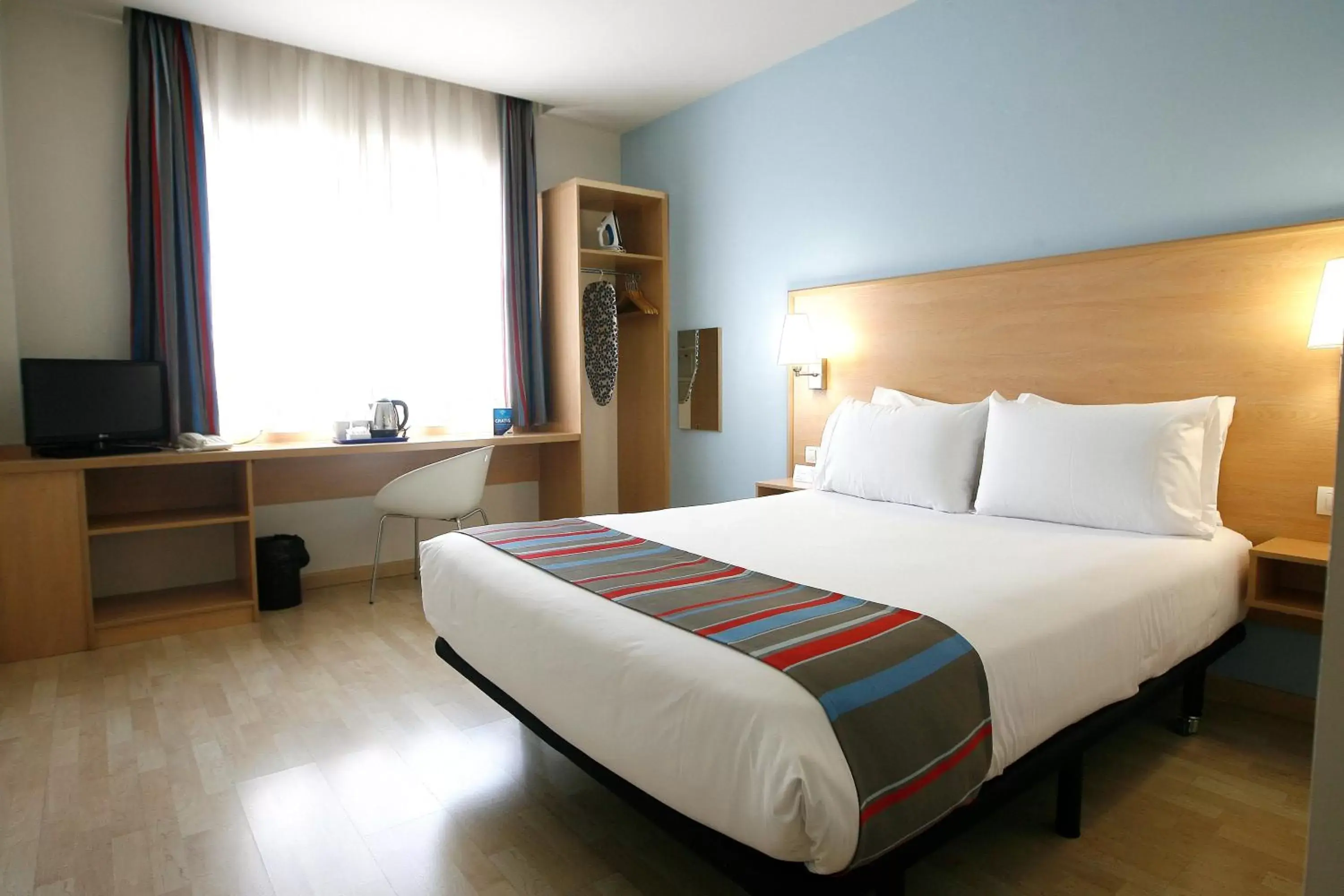 Bedroom, Bed in Travelodge Torrelaguna