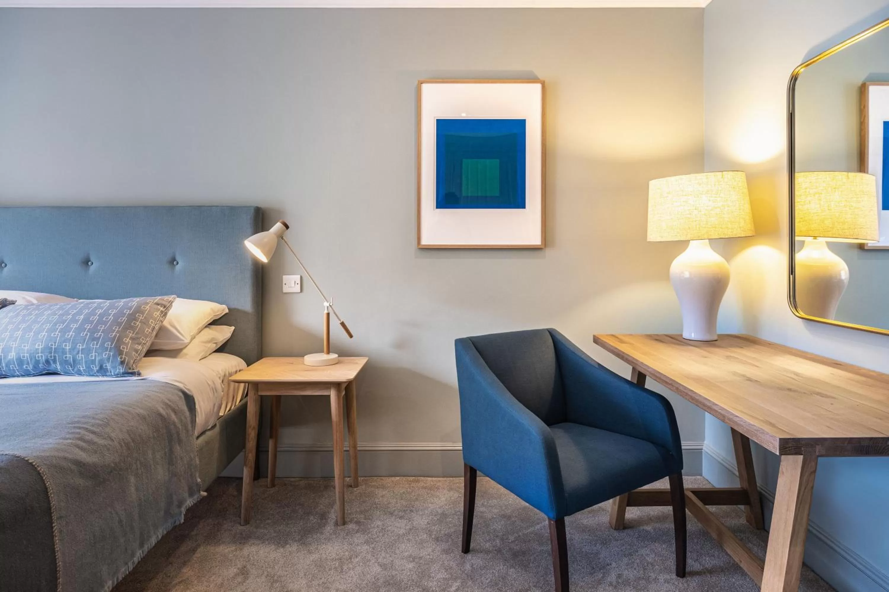 Seating area, Bed in The Crown Inn