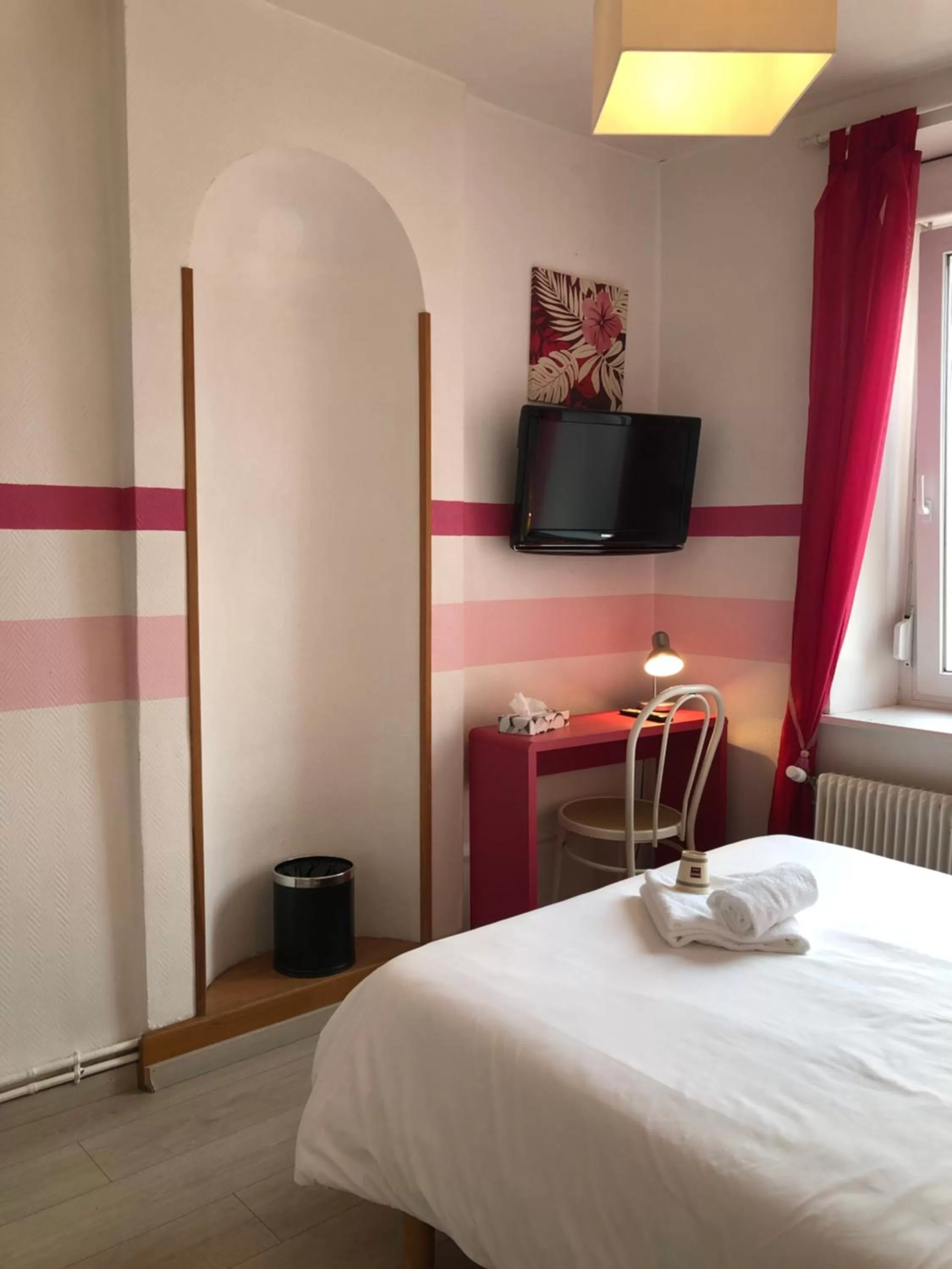 TV and multimedia, Bed in Enzo Hotels Neufchâteau by Kyriad Direct