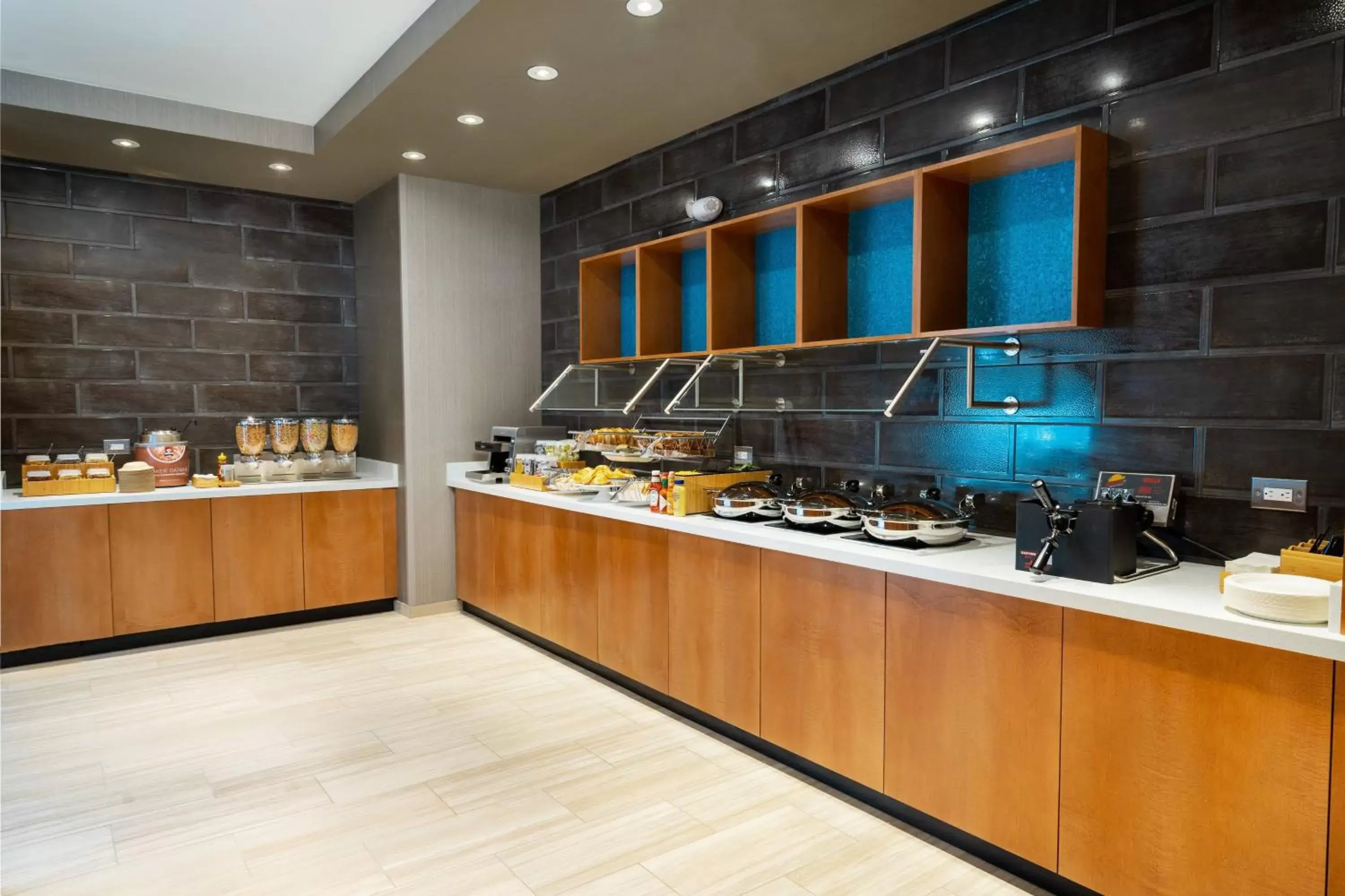 Breakfast, Kitchen/Kitchenette in SpringHill Suites Spokane Airport