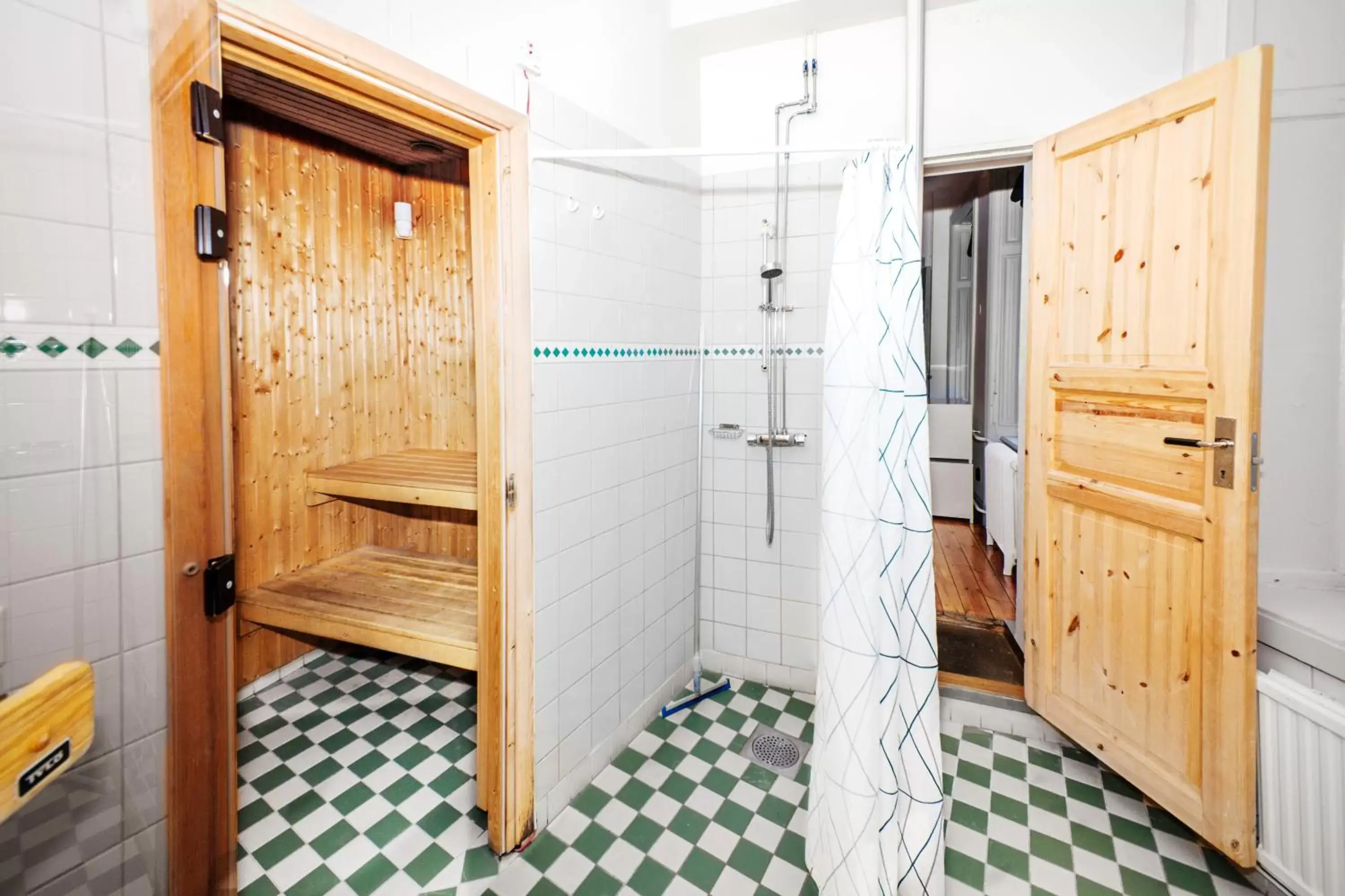 Shower, Bathroom in City Backpackers Hostel