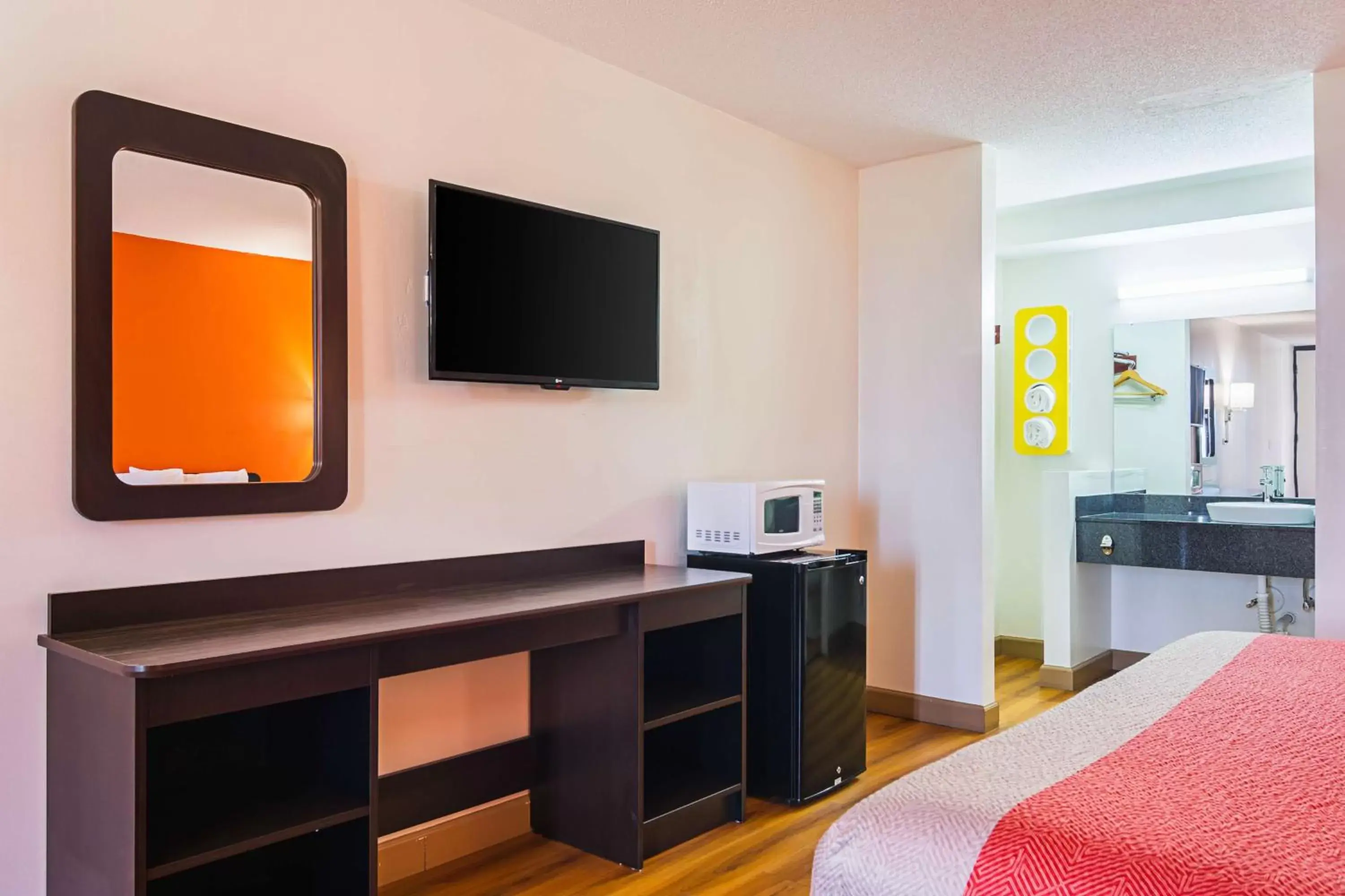 TV and multimedia, TV/Entertainment Center in Motel 6-Cleveland, TN