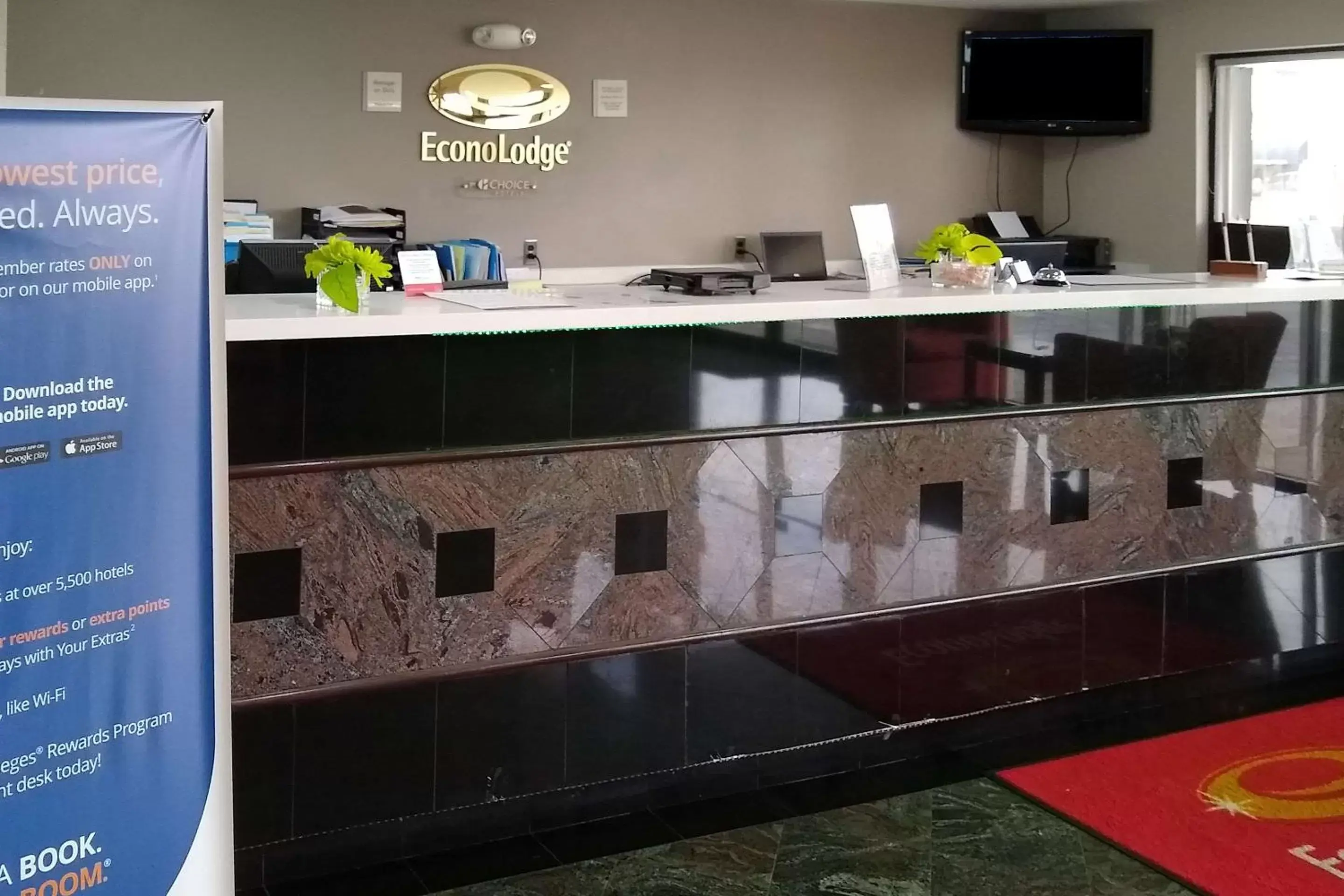 Lobby or reception, Kitchen/Kitchenette in Econo Lodge Inn & Suites West – Energy Corridor