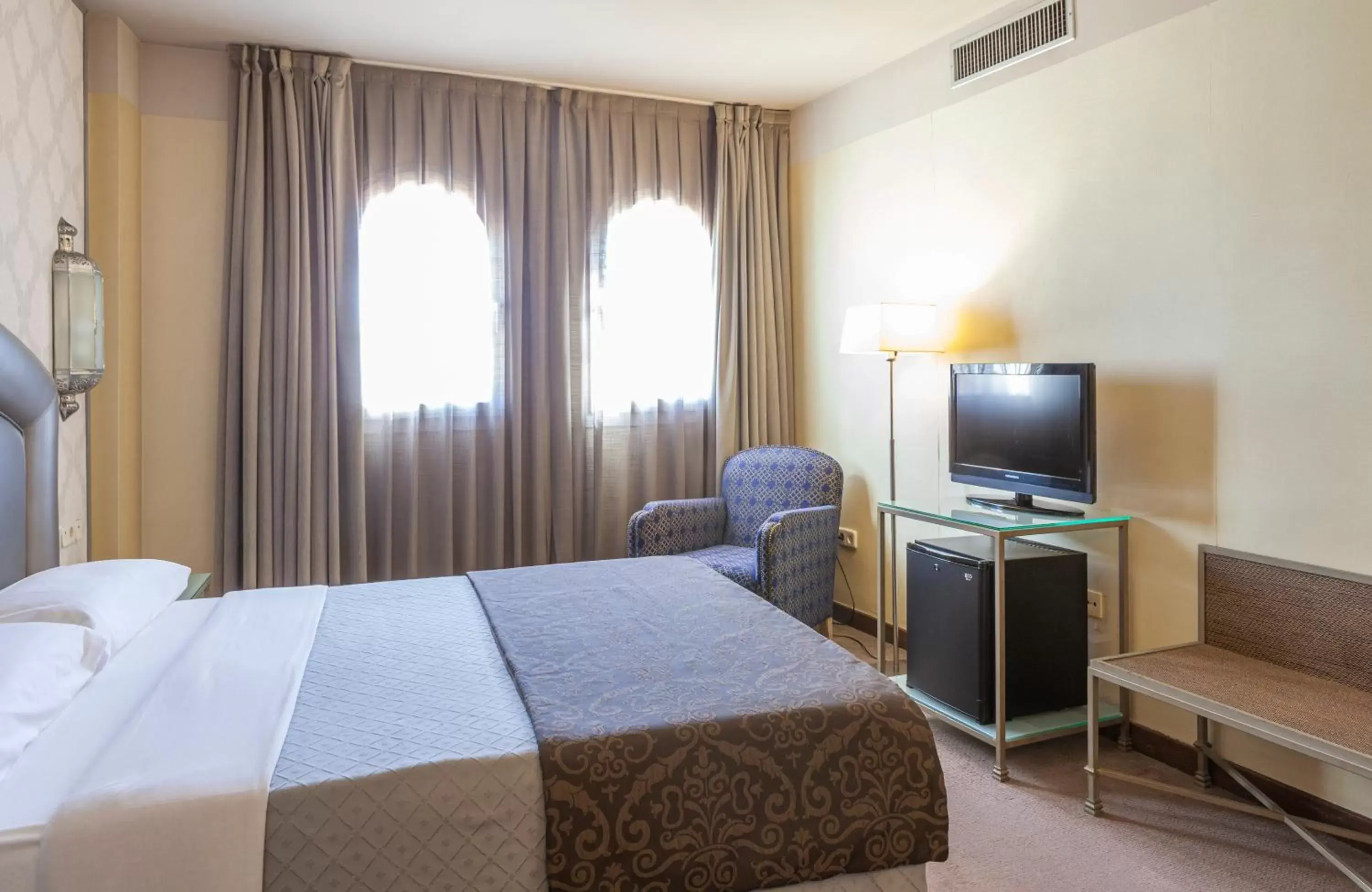 Photo of the whole room, Bed in Hotel Macià Alfaros Photo of the whole room, Bed in Hotel Macià Alfaros