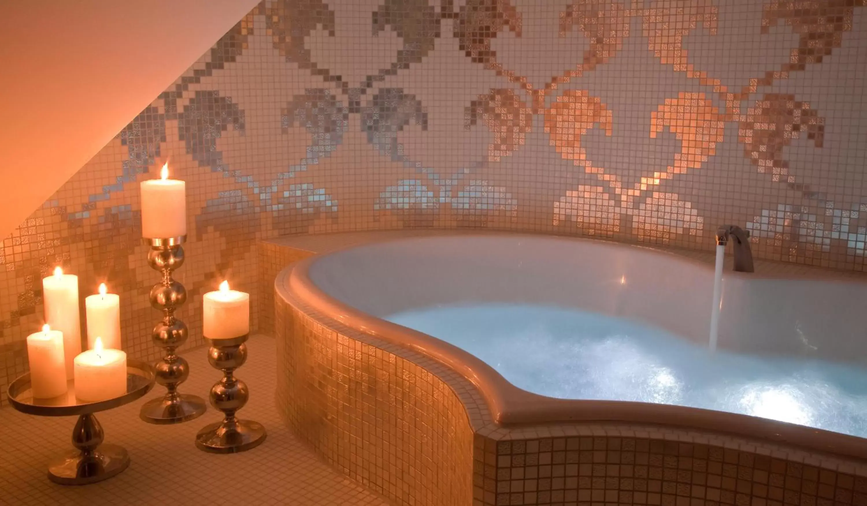 Bathroom, Swimming Pool in Van der Valk Hotel Assen