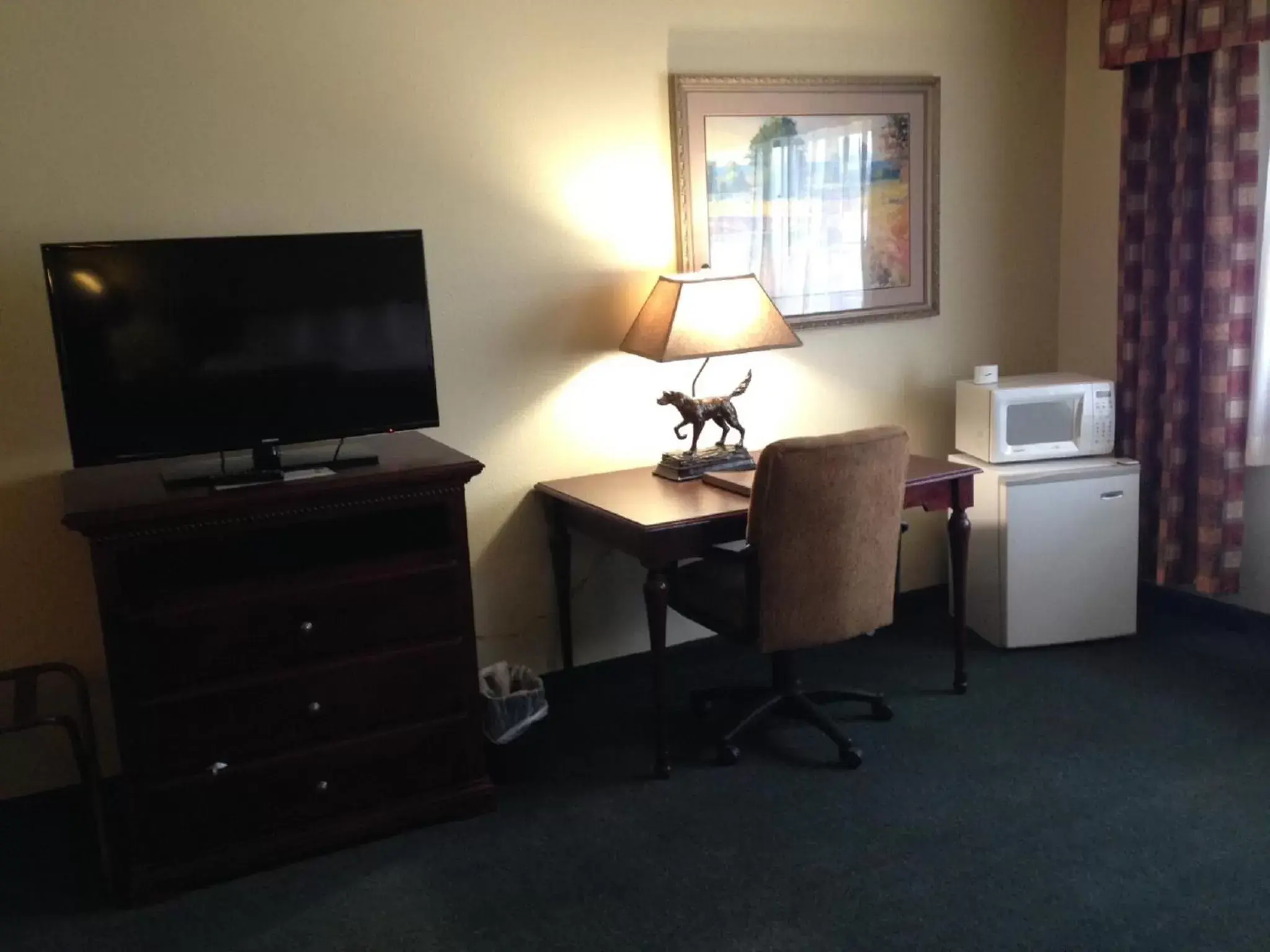 Seating area, TV/Entertainment Center in Super 8 by Wyndham McCall