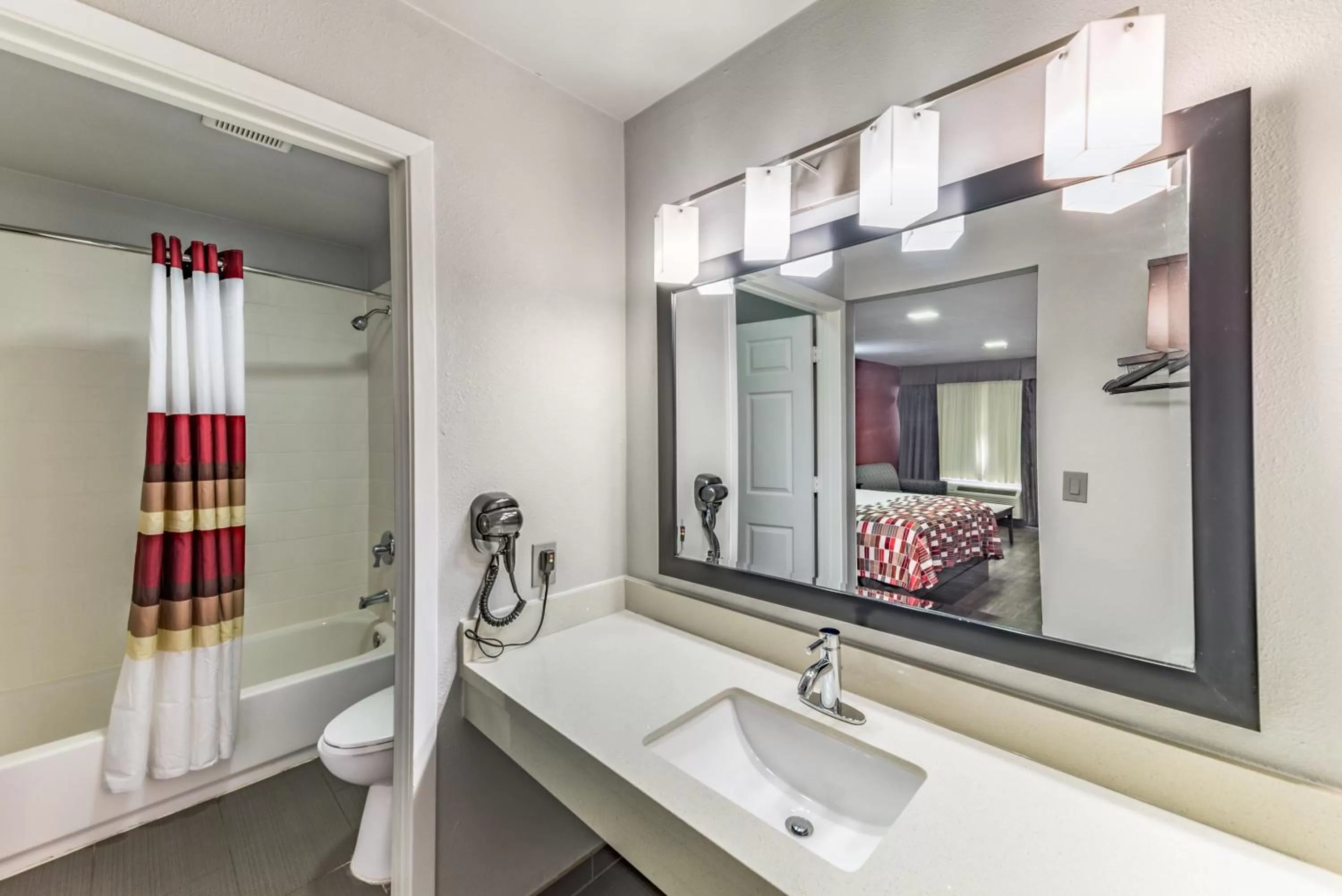 Bathroom in Red Roof Inn Dallas - Mesquite Fair Park NE