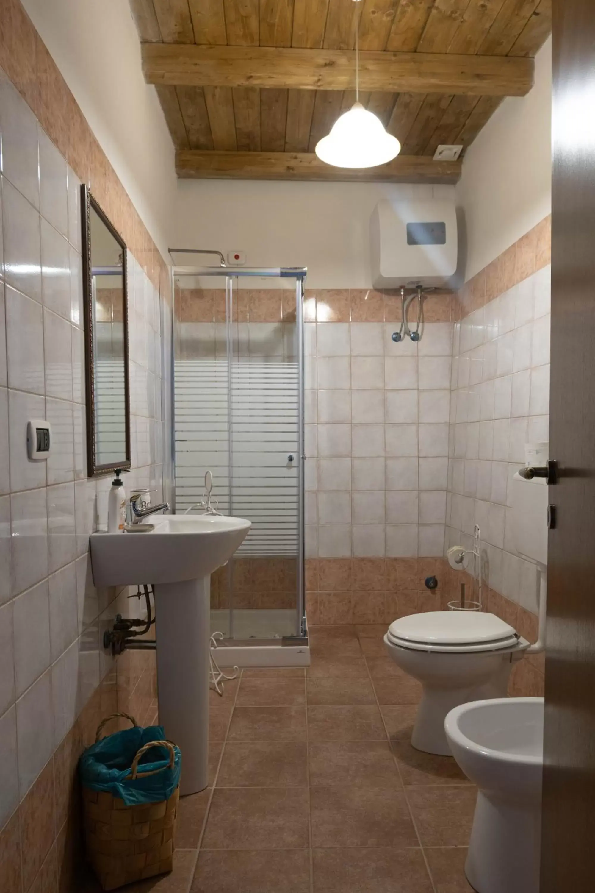 Shower, Bathroom in Il Paese Alberga!
