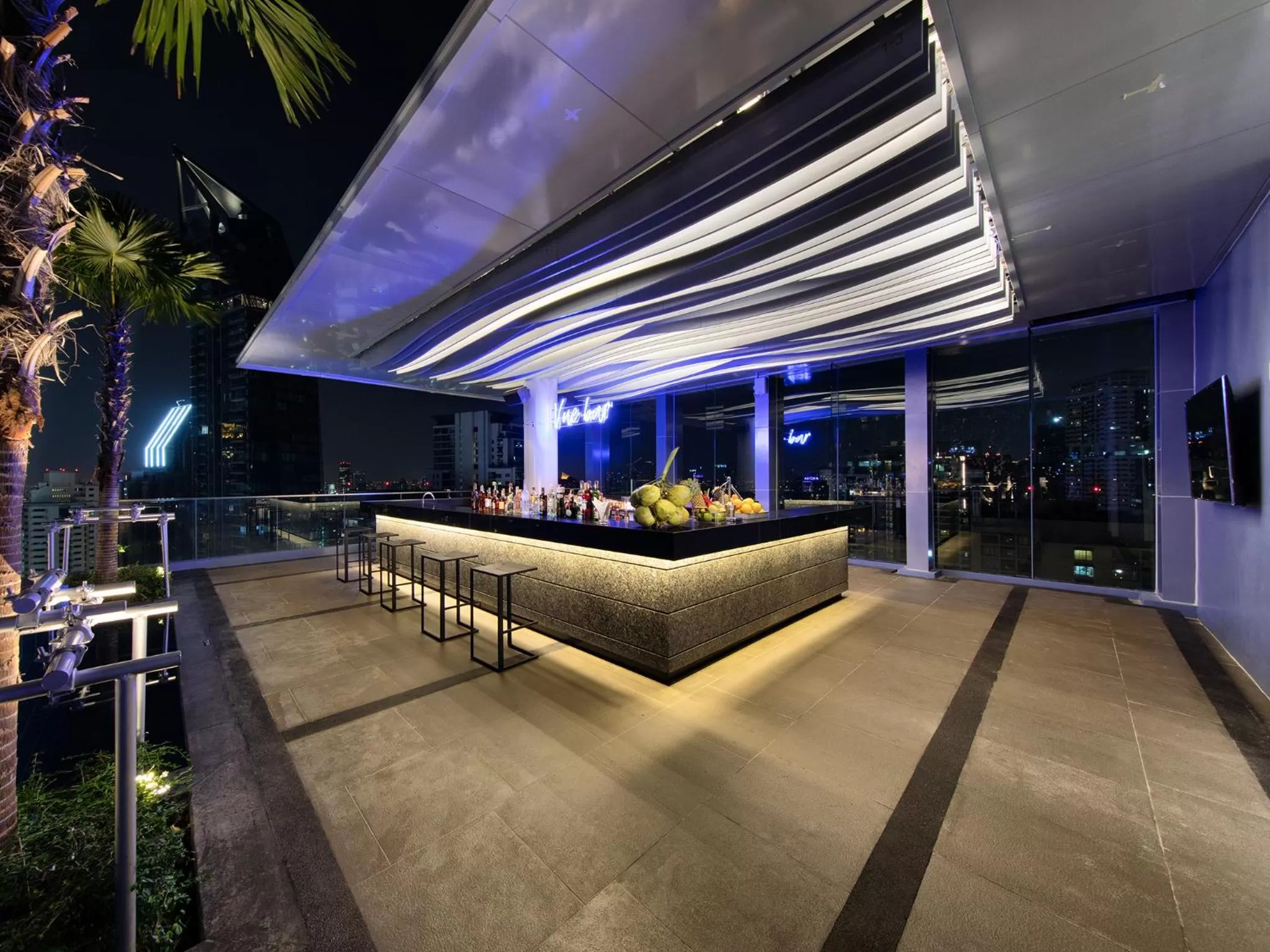 Lounge or bar in Mercure Bangkok Sukhumvit 24