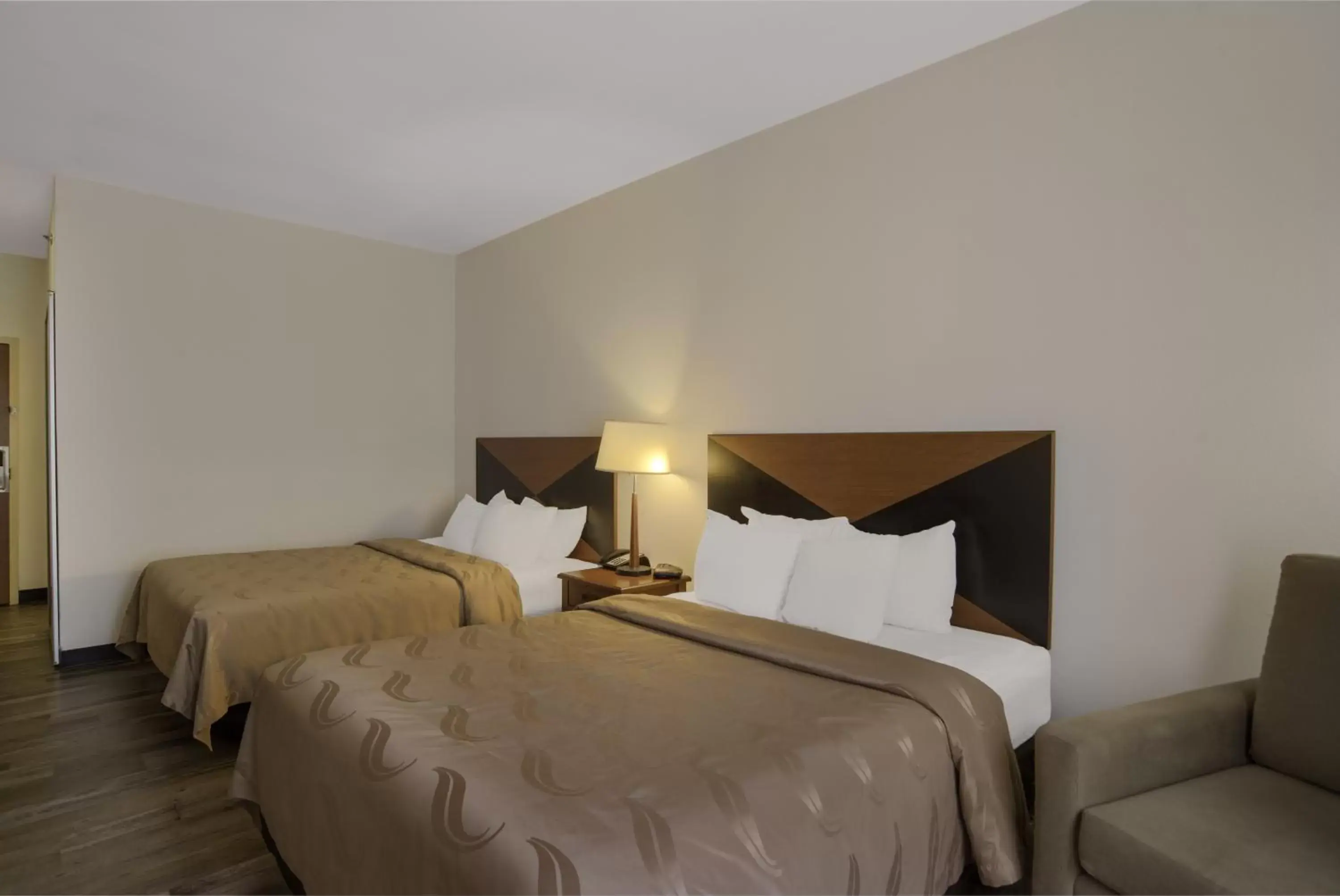Bed in Quality Inn & Suites Chambersburg