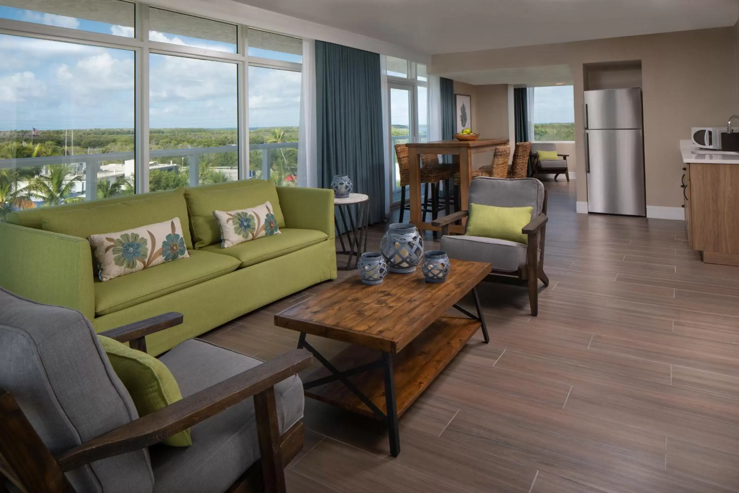 Living room, Seating Area in Postcard Inn Beach Resort & Marina