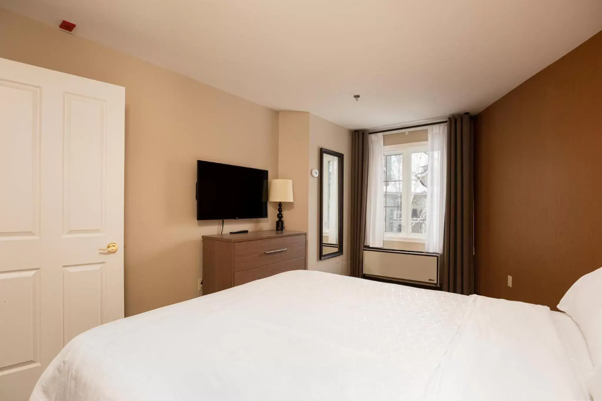 Photo of the whole room, Bed in Holiday Inn Express & Suites Tremblant, an IHG Hotel