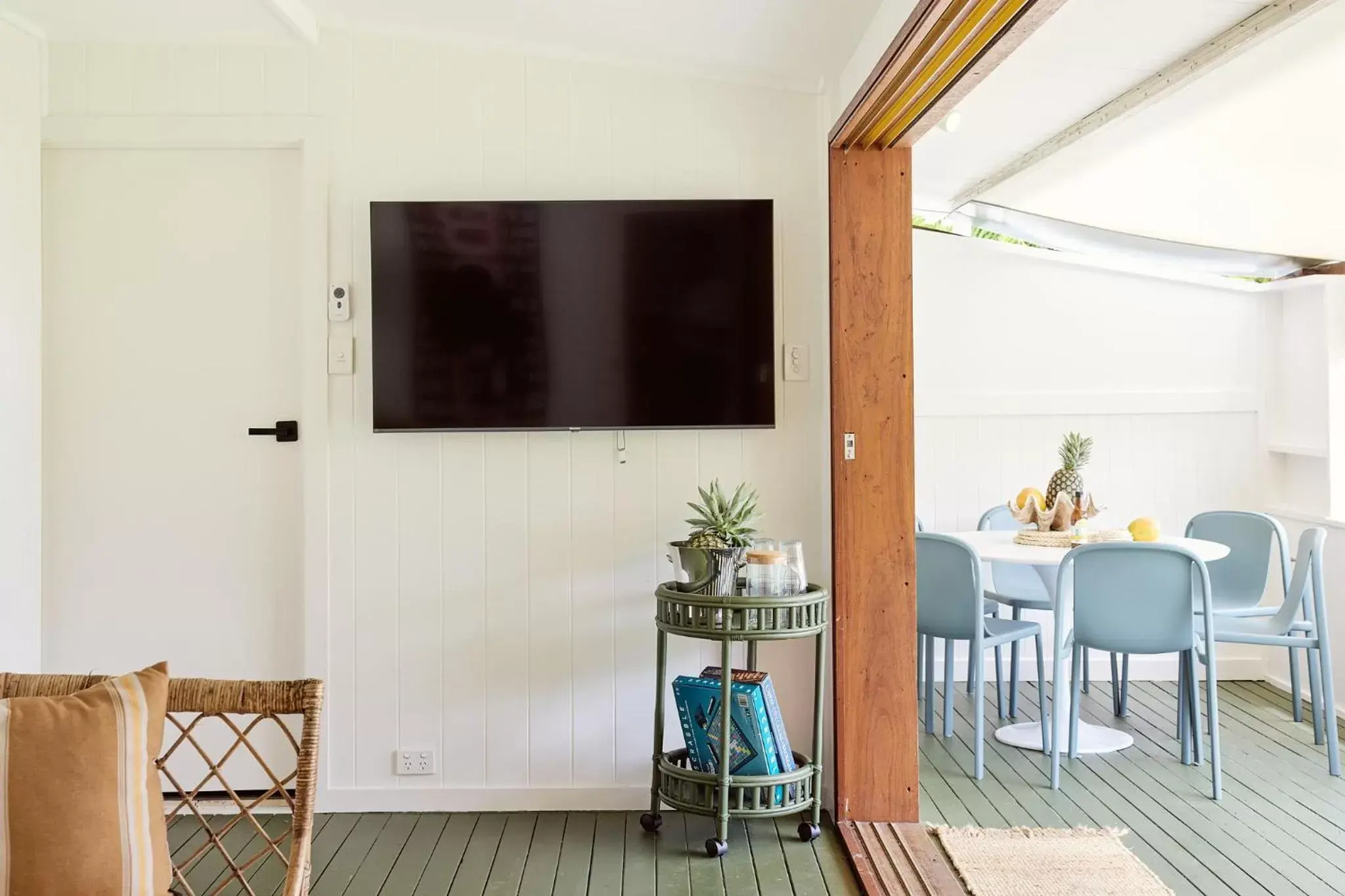 Seating area, TV/Entertainment Center in Chalet Motel Brunswick Heads