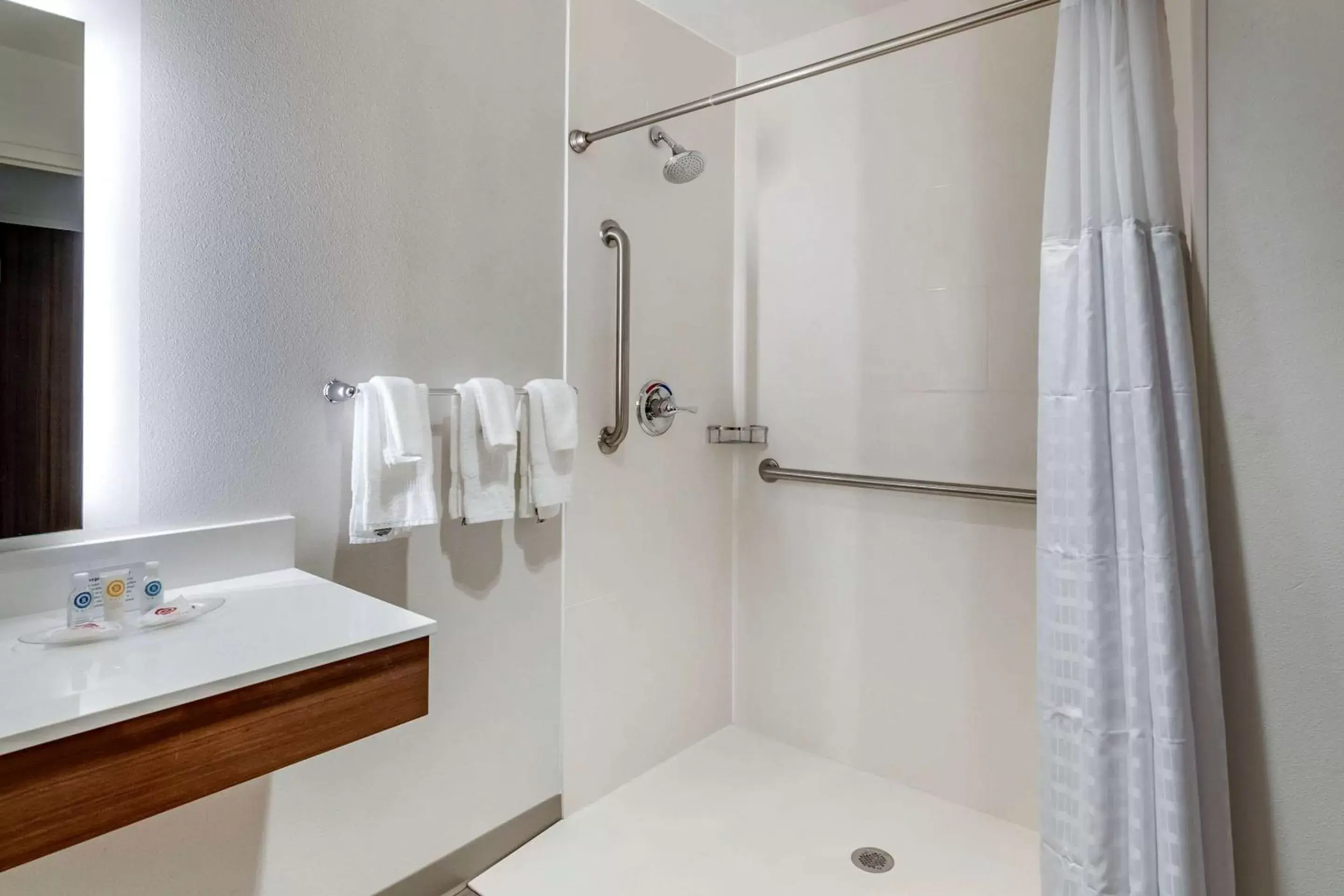 Bathroom in Comfort Suites Grandview - Kansas City