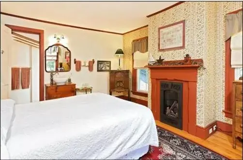 Queen Room with Fireplace in Black Lantern B&B Queen Room with Fireplace in Black Lantern B&B