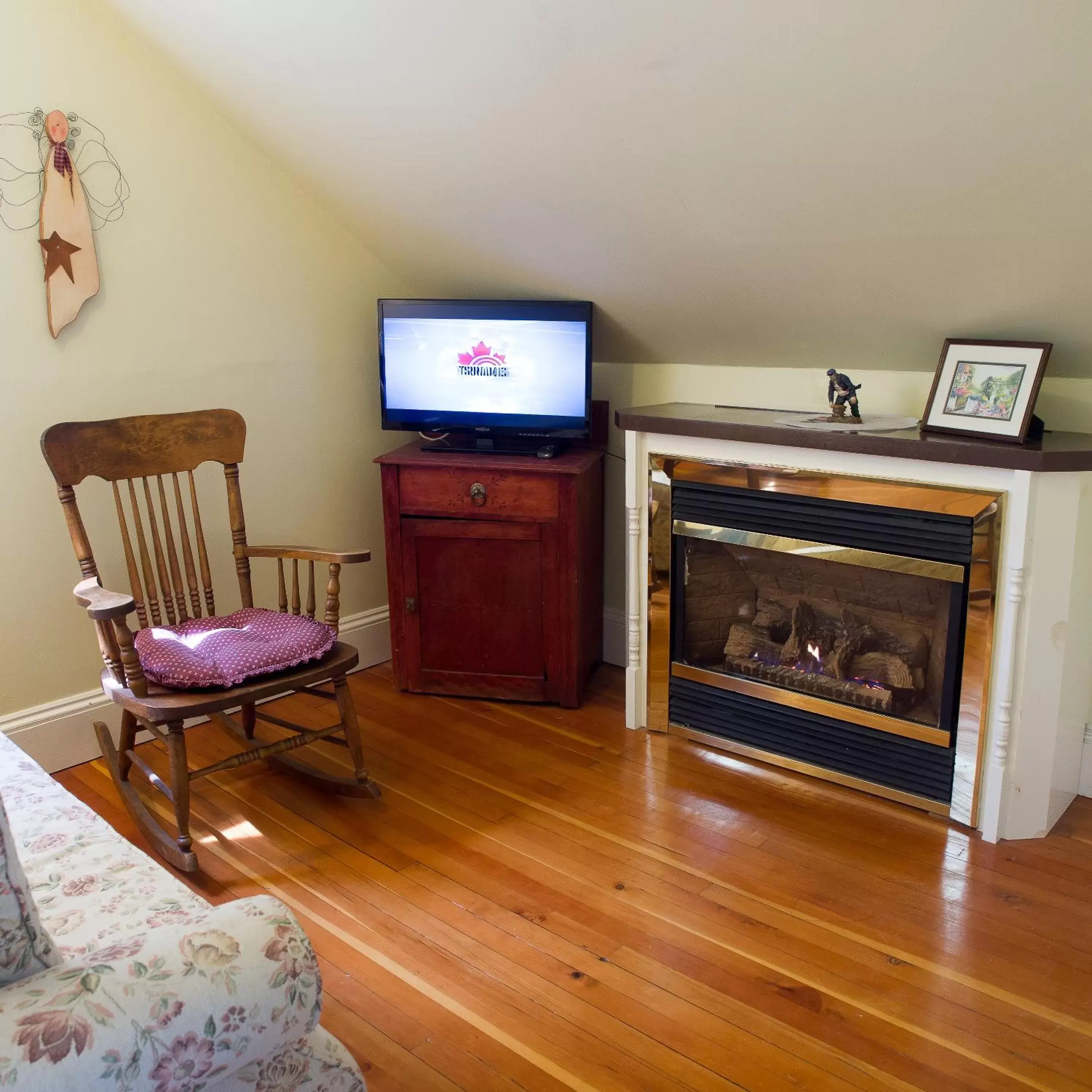 Living room, TV/Entertainment Center in Farmhouse Inn B&B