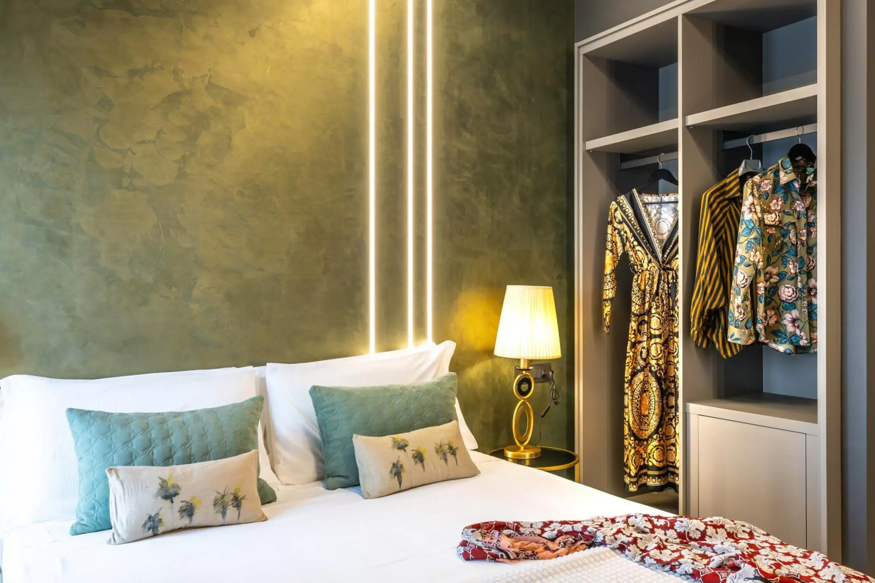 wardrobe, Bed in Boutique Marconi